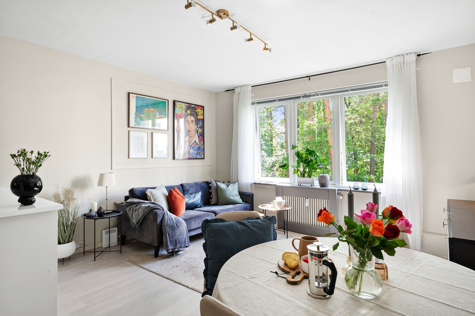 Leiligheten har en lys og innbydende stue. Galleribilde