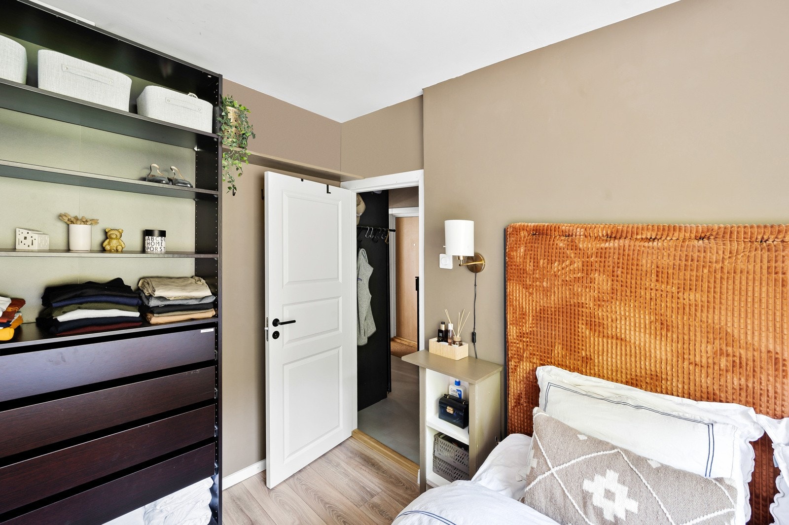 Godt med oppbevaringsplass i form av medfølgende garderobeskap. Galleribilde