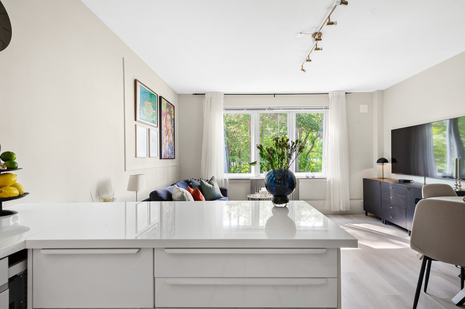 Godt med skap- og benkeplass. Galleribilde