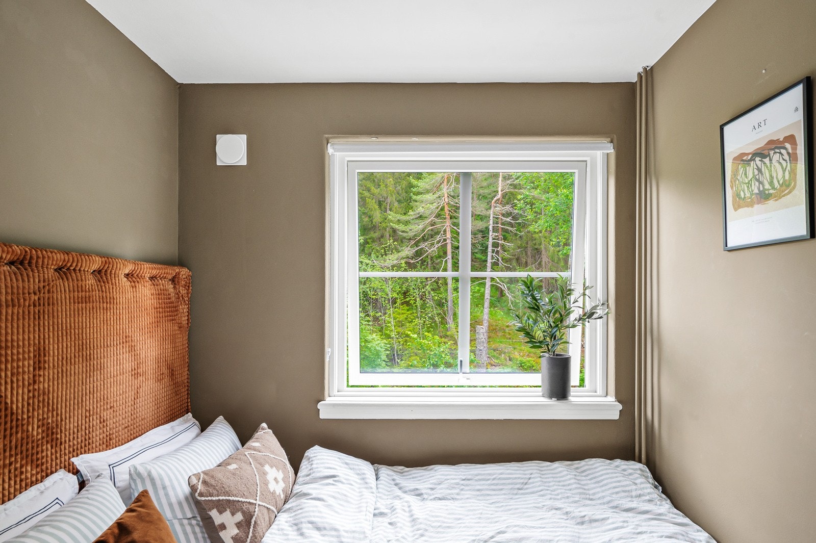 Koselig utsyn fra soverommet. Galleribilde