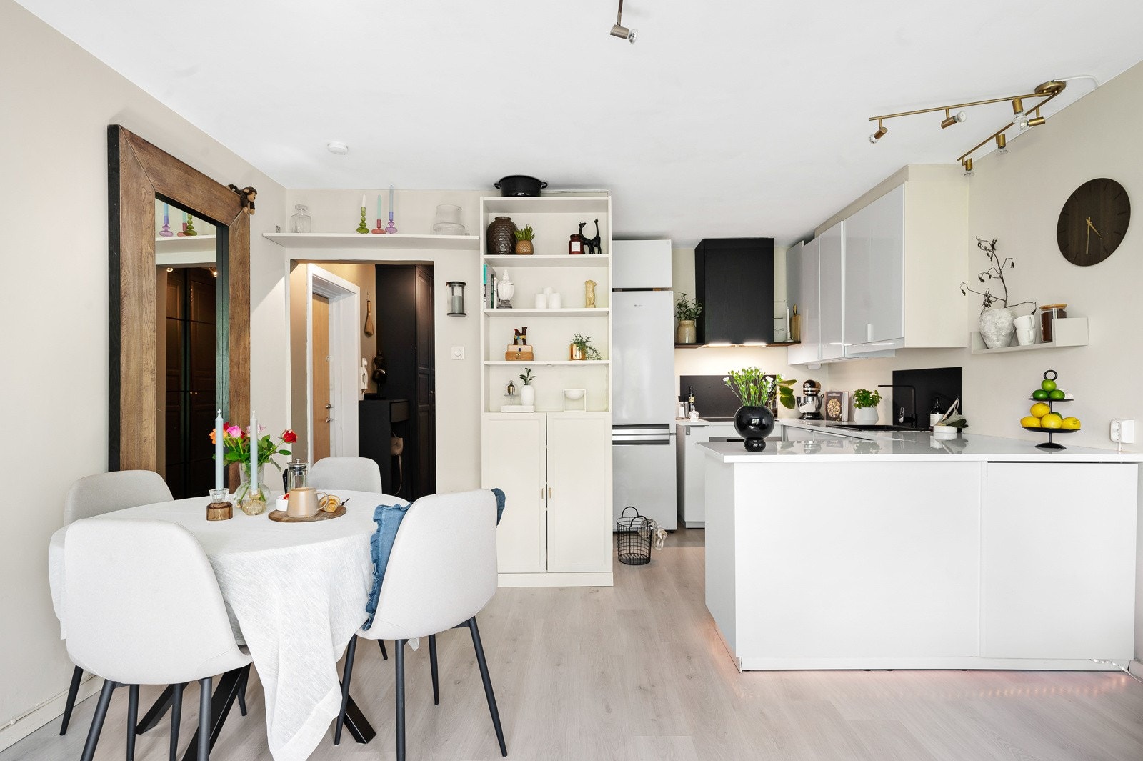 Det er også plass til en hyggelig spisegruppe i stuen. Galleribilde