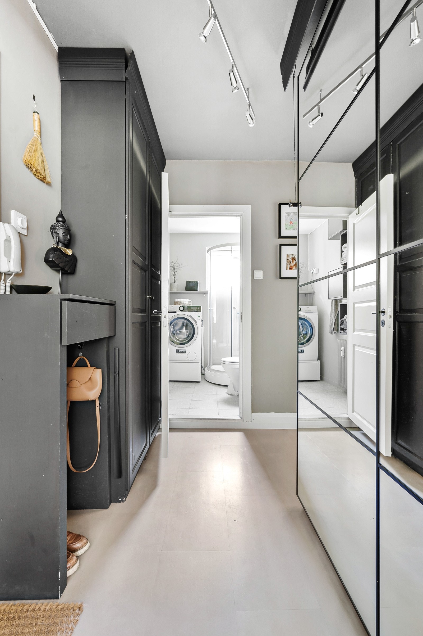 Romslig og praktisk entrè med plass til oppbevaring av yttertøy. Galleribilde