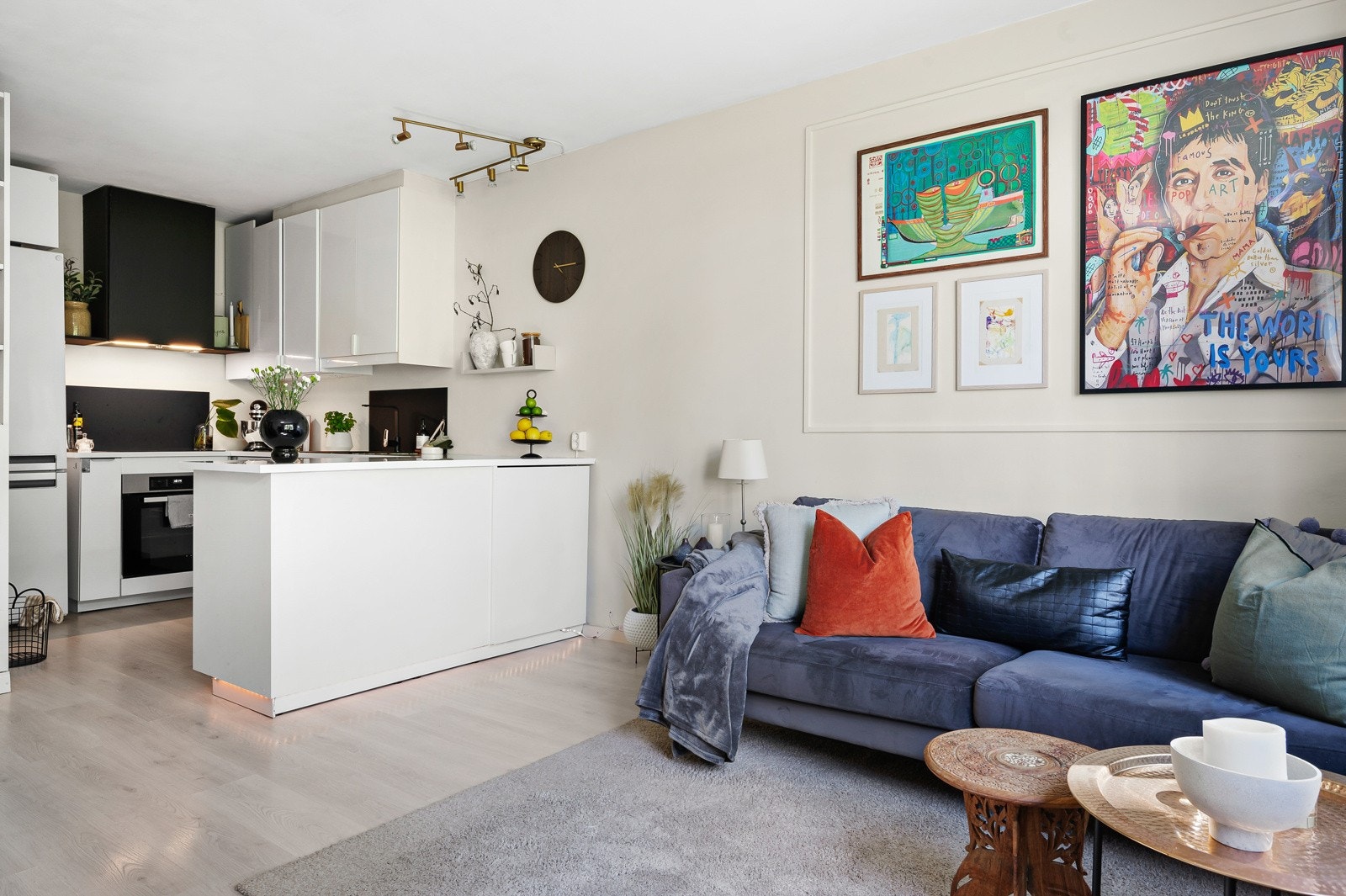 God plass til sofagruppe og tilhørende møblement. Galleribilde