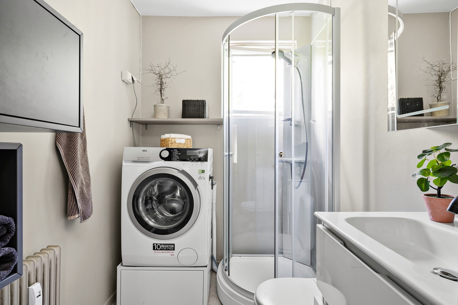 Opplegg for vaskemaskin og plass til tørketrommel. Galleribilde