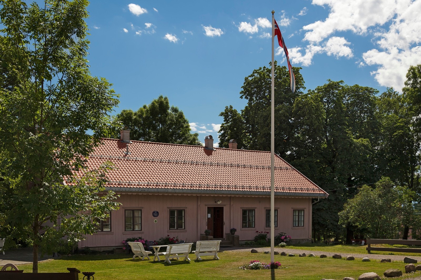 Kort vei til Årvoll gård som blant annet har kafè og keramiker med utsalg. Her arrangeres det jevnlige kulturarrangementer. Her kan du også leie flotte festlokaler til store og små anledninger. Galleribilde
