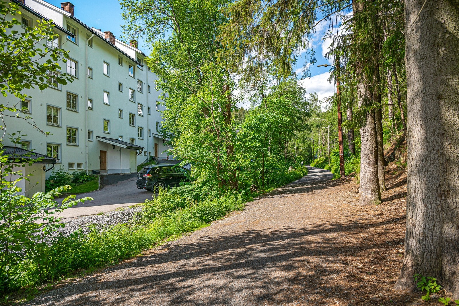 Fasade. Leiligheten ligger fantastisk til, rett ved markagrensen! Galleribilde