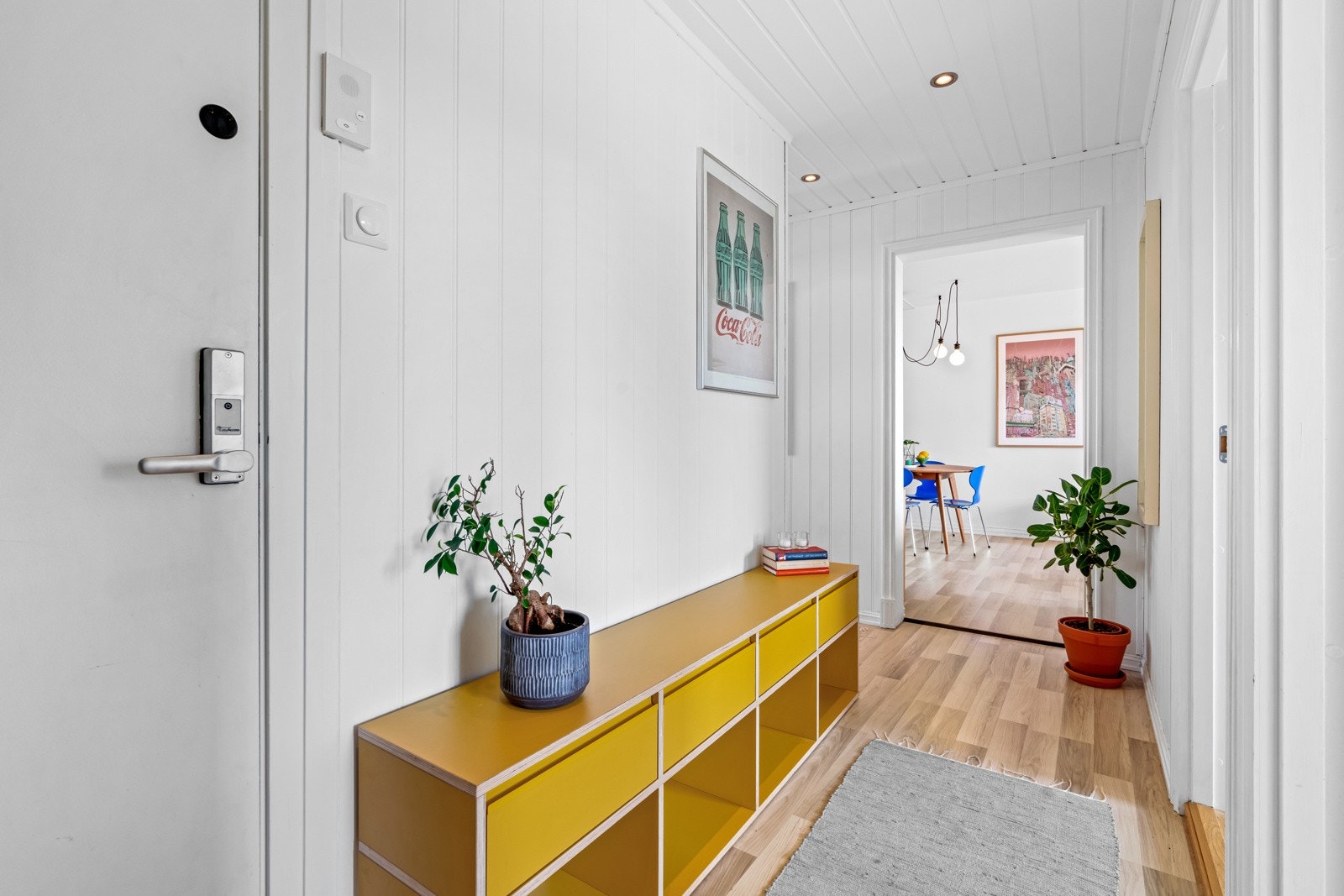 Entréen gir et pent førsteinntrykk av leiligheten med laminatgulv, downlights og smartpanel (veggene ble malt i 2022) Galleribilde