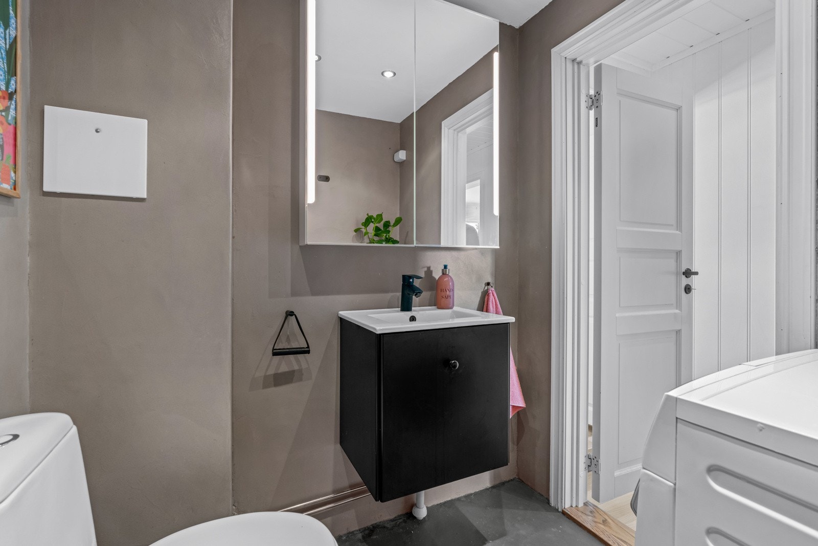 Badet ble oppgradert med nye overflater med microsement i 2021 Galleribilde