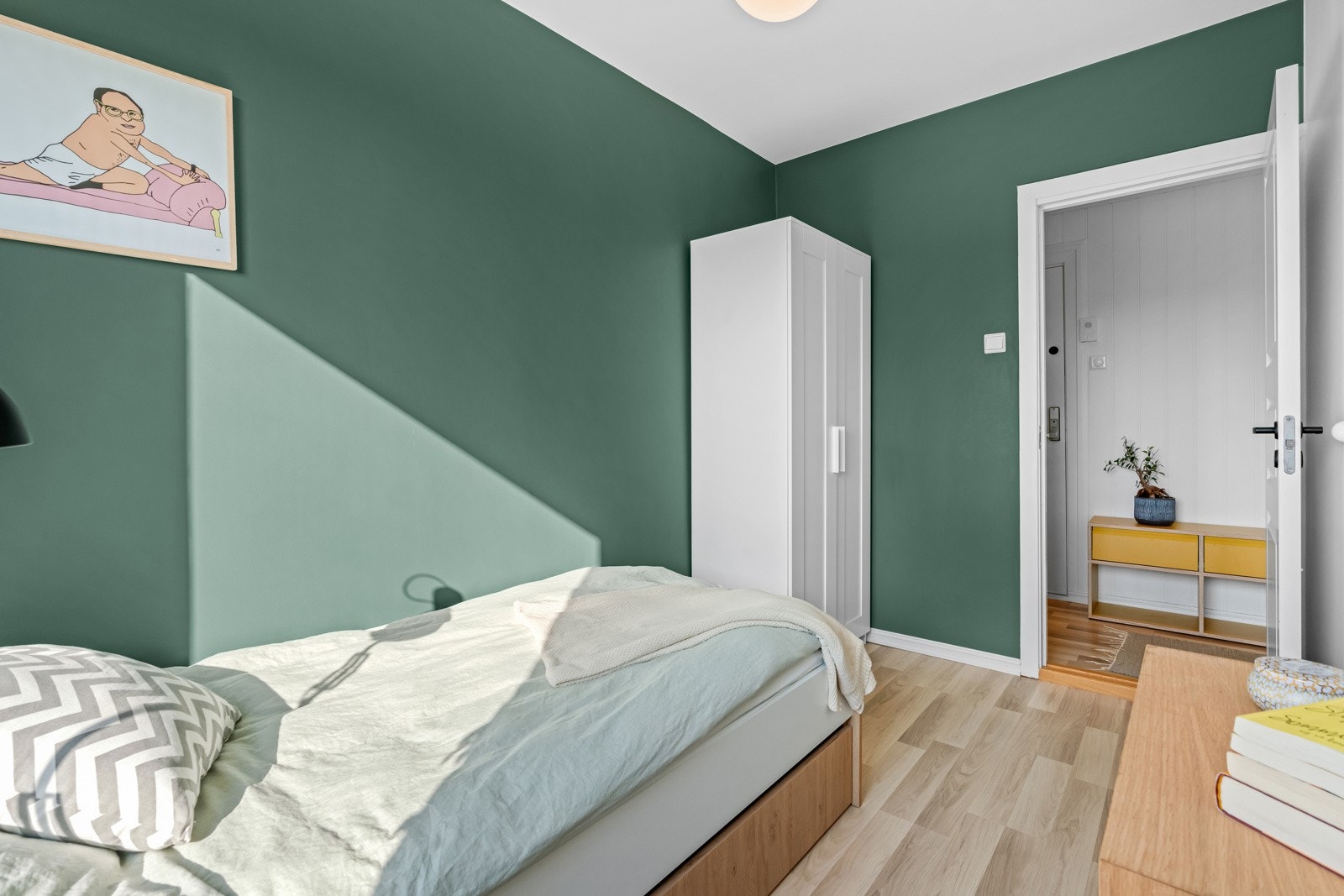 Alle soverommene har godt med areal for seng, nattbord og annen innredning Galleribilde