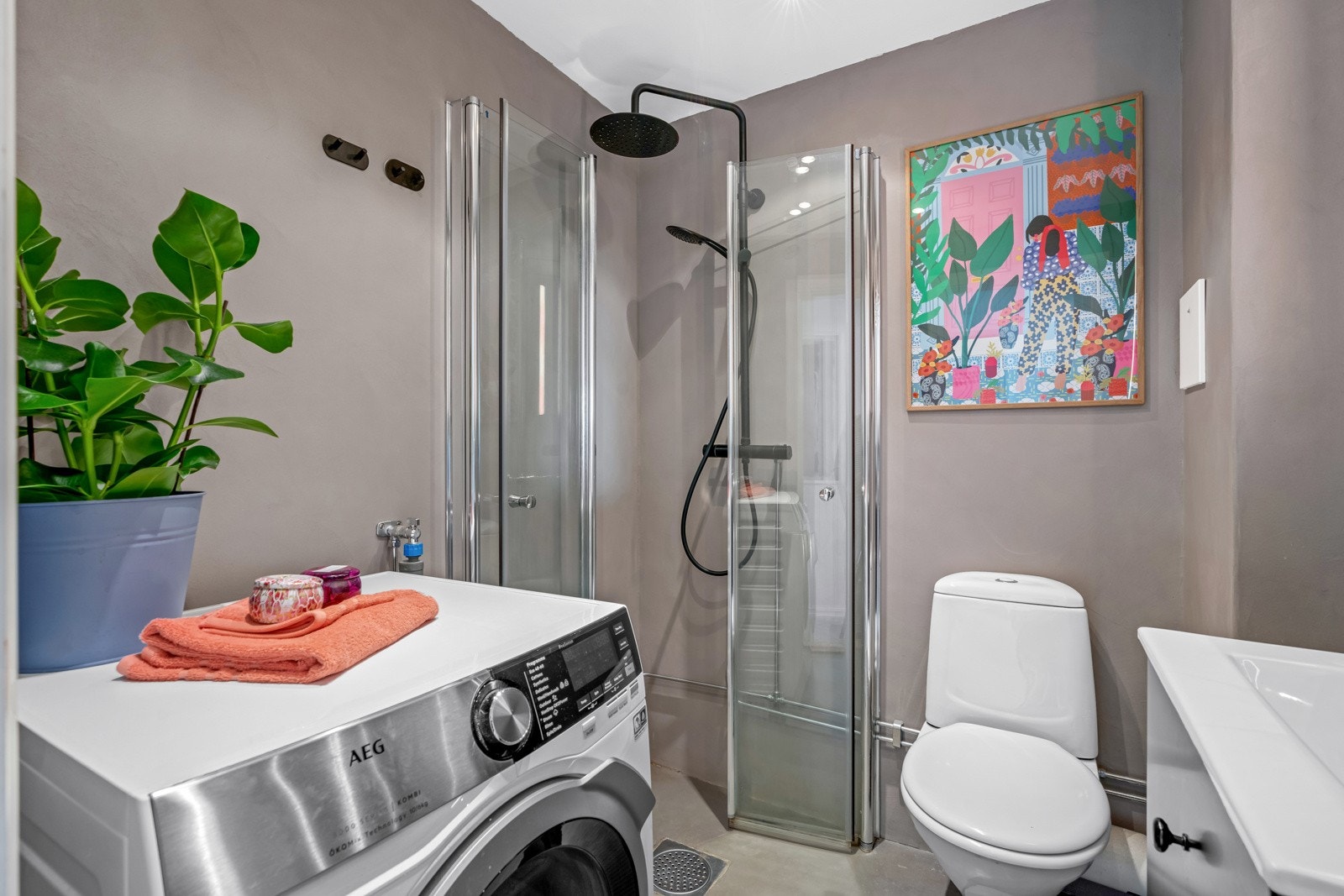 Pent bad med varmekabler i gulv, downlights i tak og opplegg for vaskemaskin Galleribilde