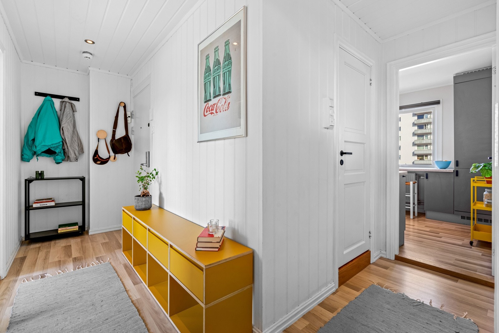 Døren har fått en elektronisk lås av typen Easy Access. En nisje ved endeveggen har fått knagger for oppheng av yttertøyet Galleribilde