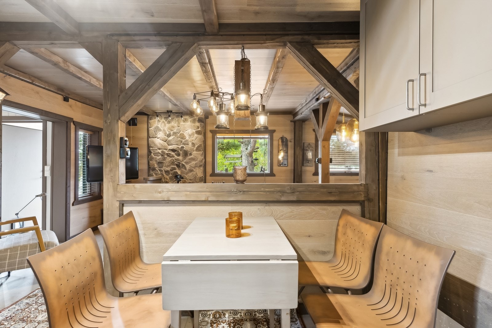 Koselig spiseplass på kjøkken. Galleribilde