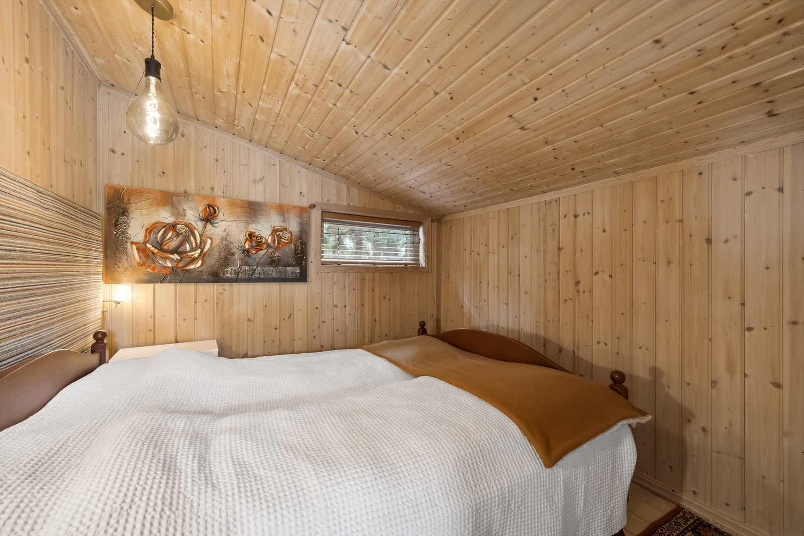 Soverom 1. Vinduer på soverommene tilfredstiller ikke dagens krav til dagslysflate. Galleribilde