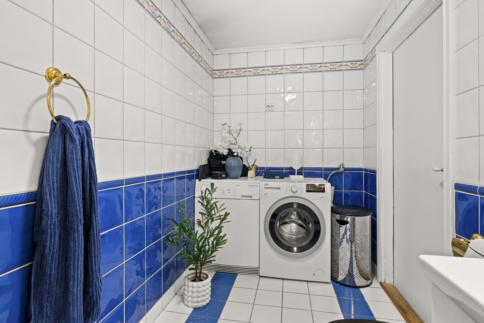 Badet har en god størrelse og bl.a. opplegg til vaskemaskin Galleribilde