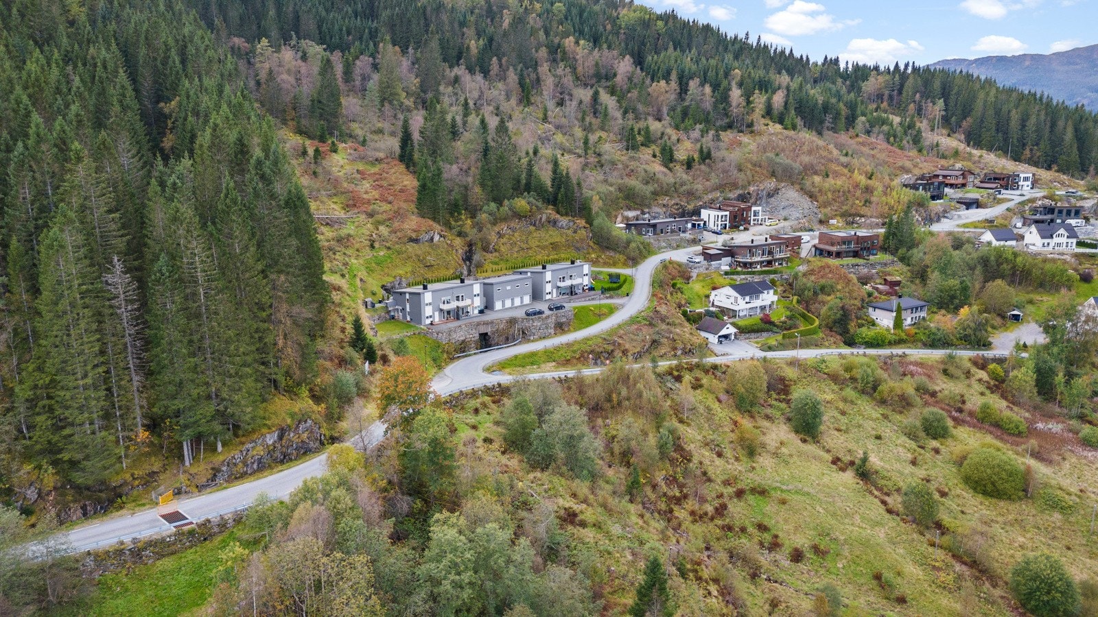 Sameiet ligger i øvre del av etablert boligfelt på Sunde Galleribilde