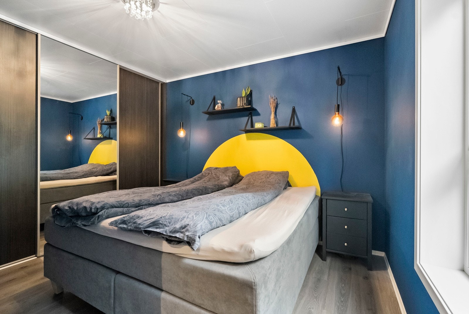 Hovedsoverommet er av god størrelse med skyvedørsgarderobe langs ene veggen Galleribilde