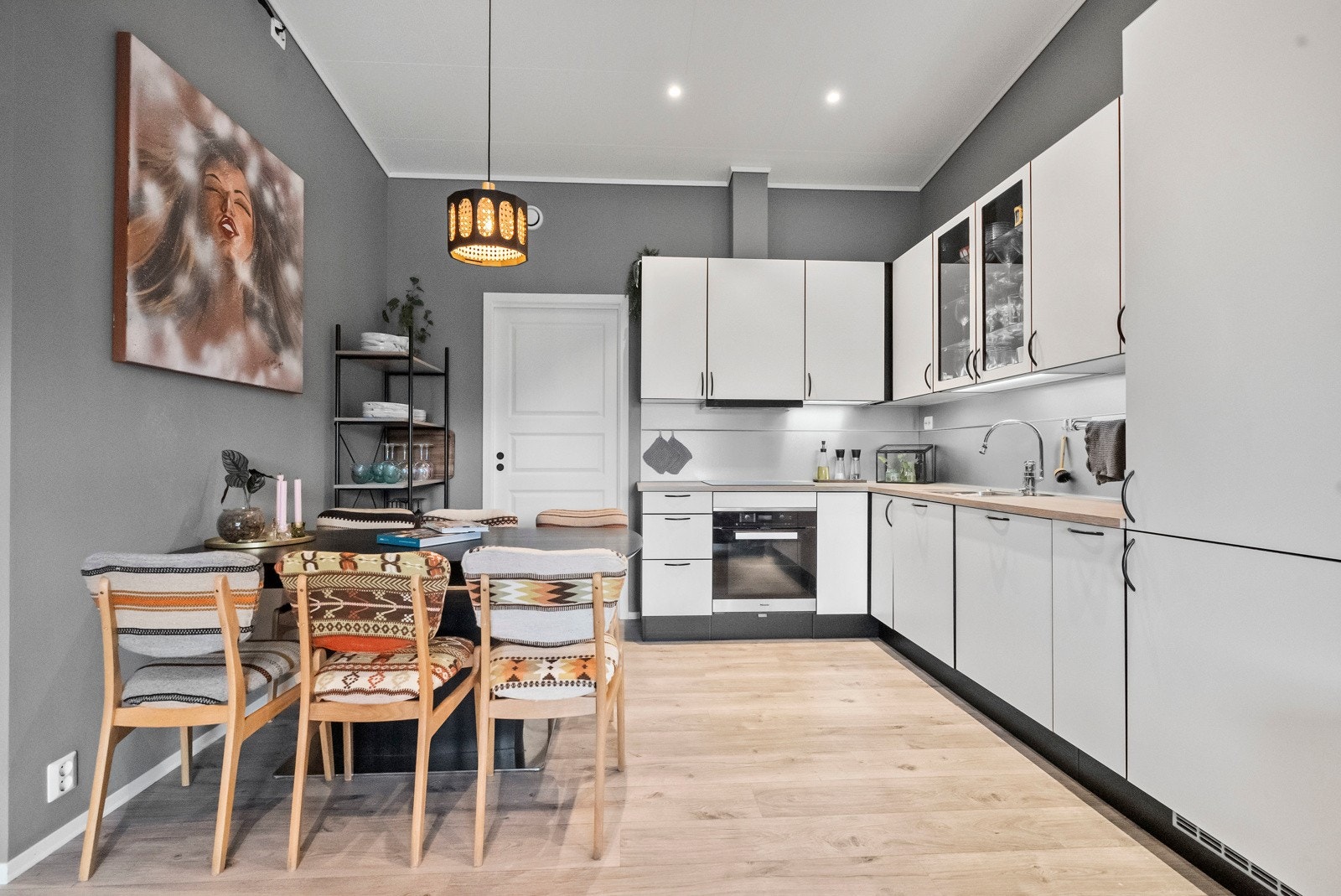 I bakkant av kjøkkenet er det adkomst til bod Galleribilde