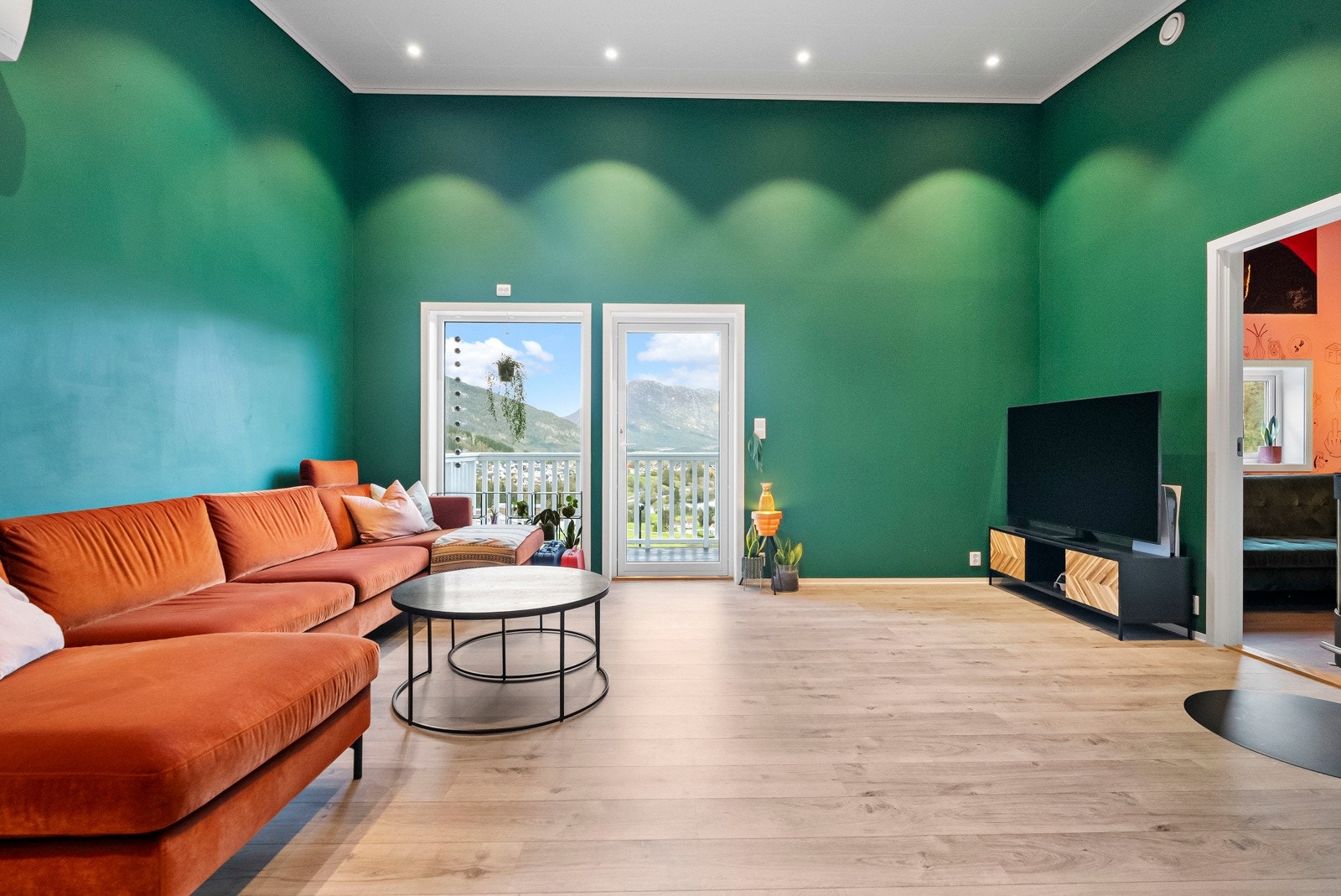 Leiligheten ble oppført i 2016 og har gjennomgående god standard på overflater og innredninger Galleribilde