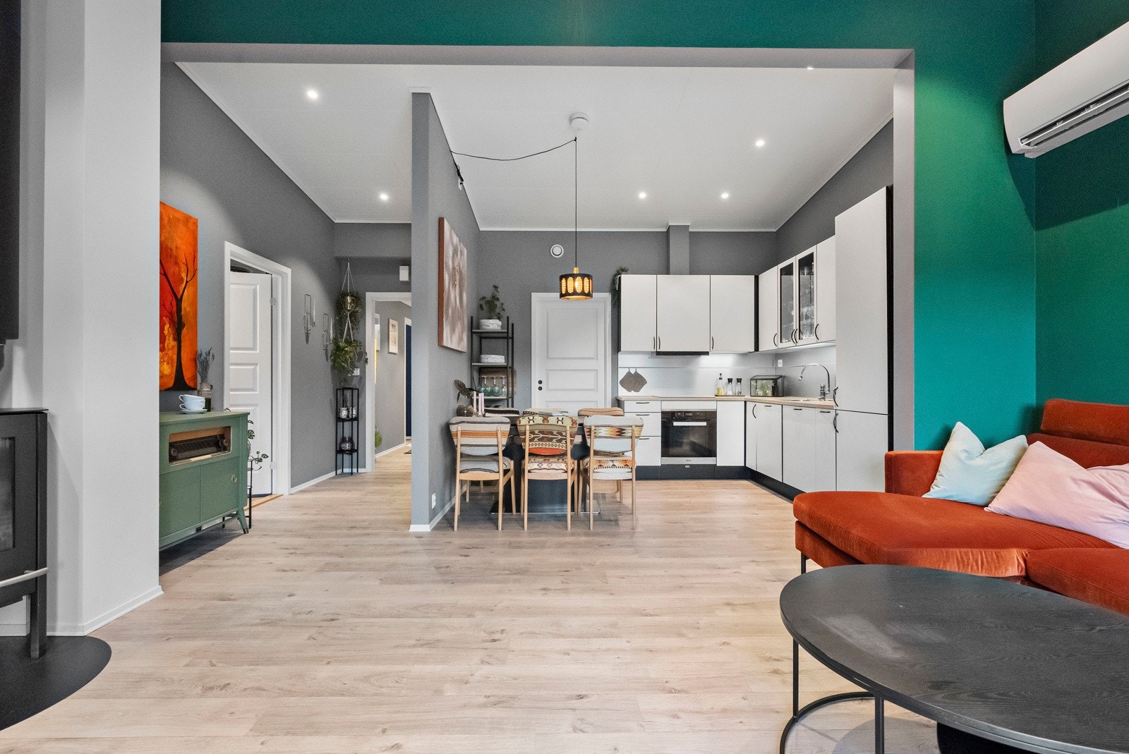 Leiligheta har åpen stue og kjøkken-løsning med ekstra takhøyde Galleribilde