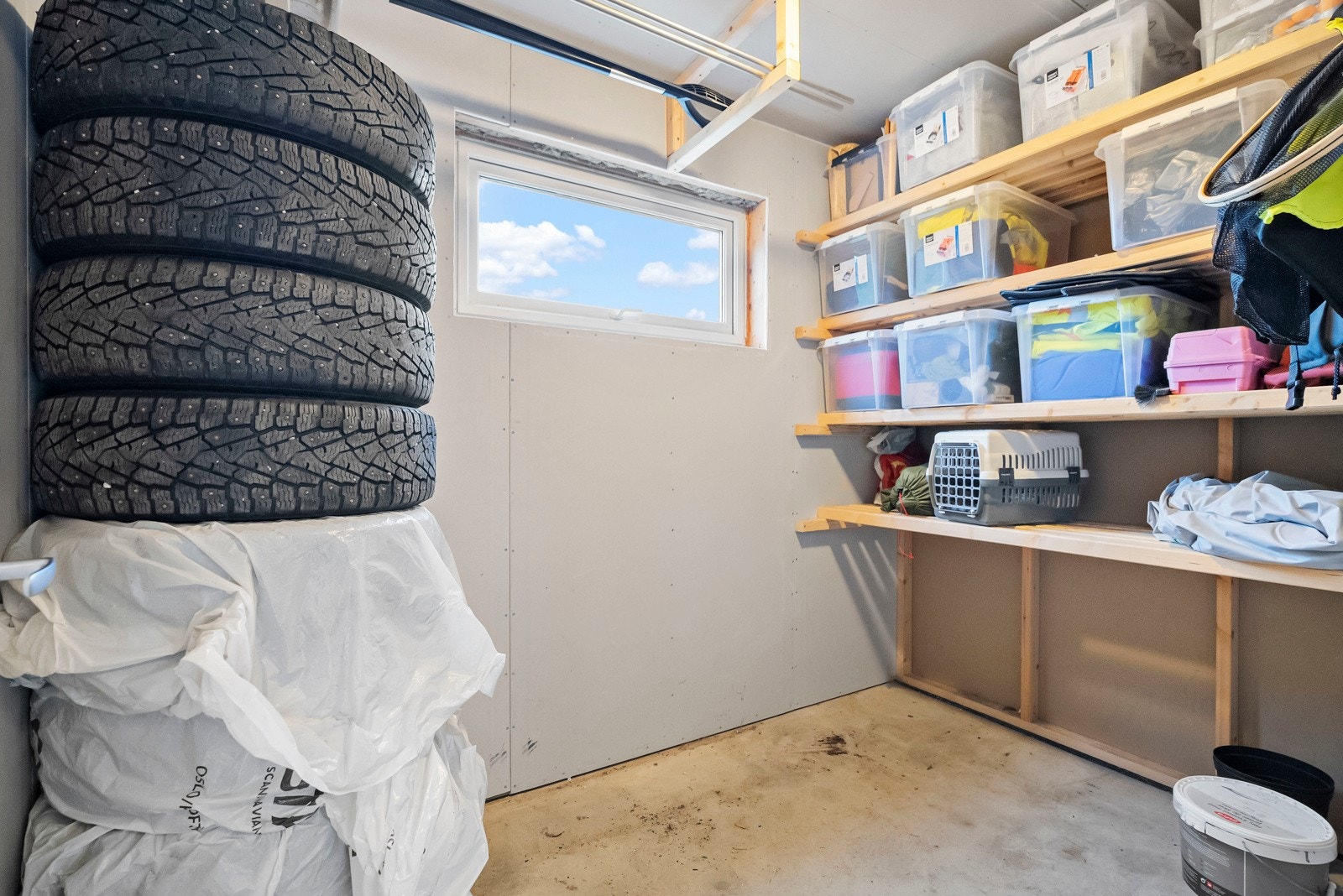 Det er også en isloert bod i bakkant av garasjerommet Galleribilde