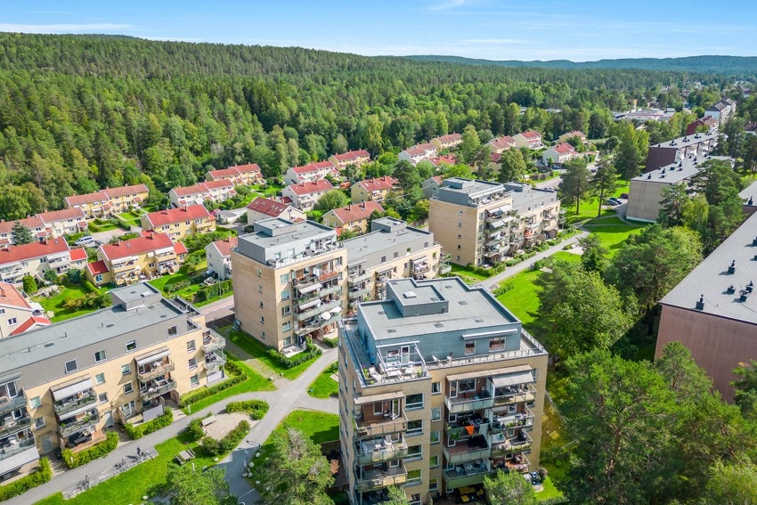Eiendommen ligger barnevennlig og attraktivt til, med nærhet til lekeplasser og idrettsanlegg Galleribilde