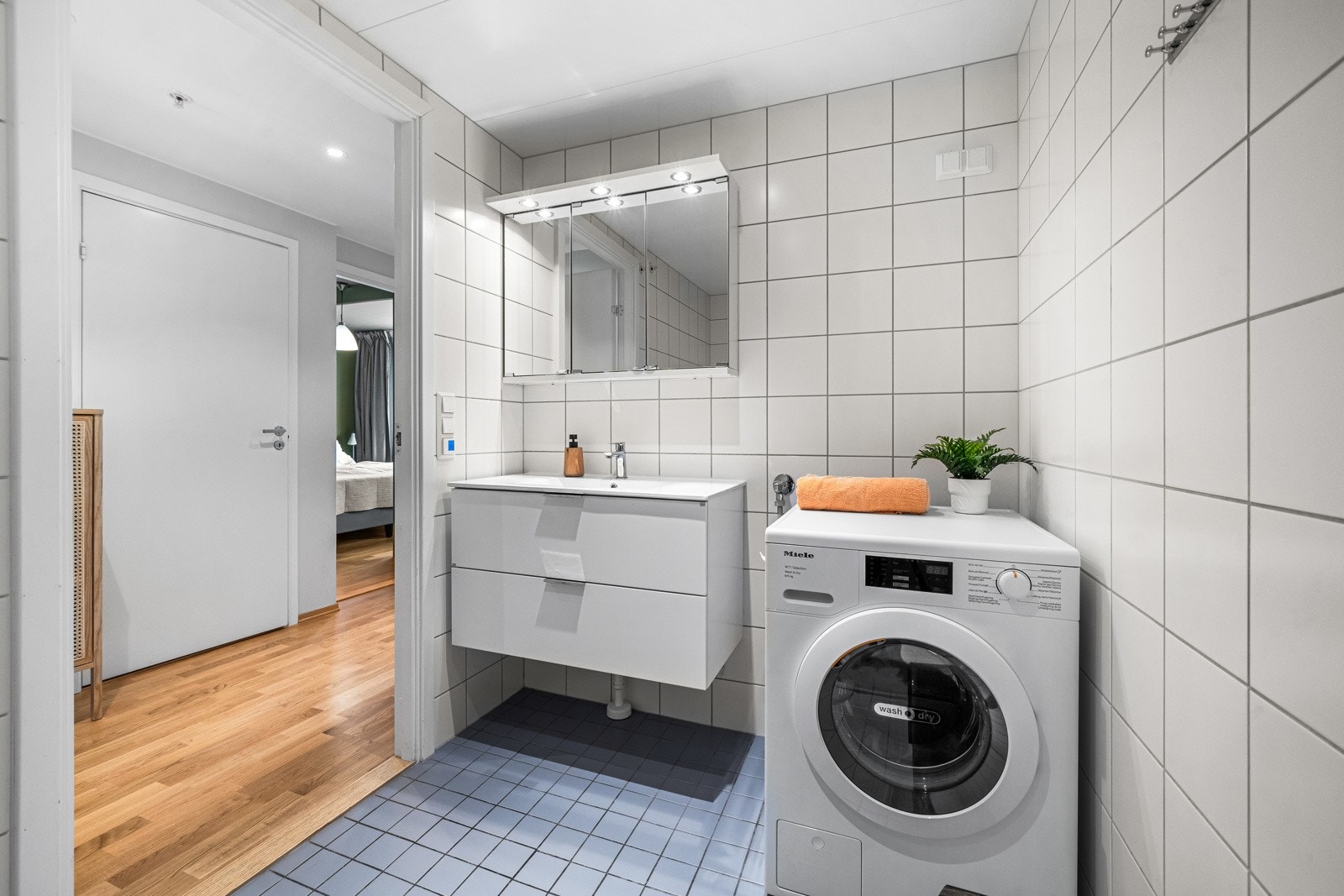 På badet er det opplegg for vaskemaskin Galleribilde