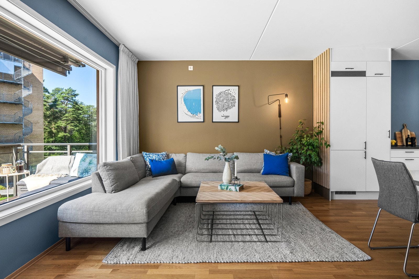 Her er det fin plass til sofagruppe, lenestol og tv-/mediastasjon mm Galleribilde