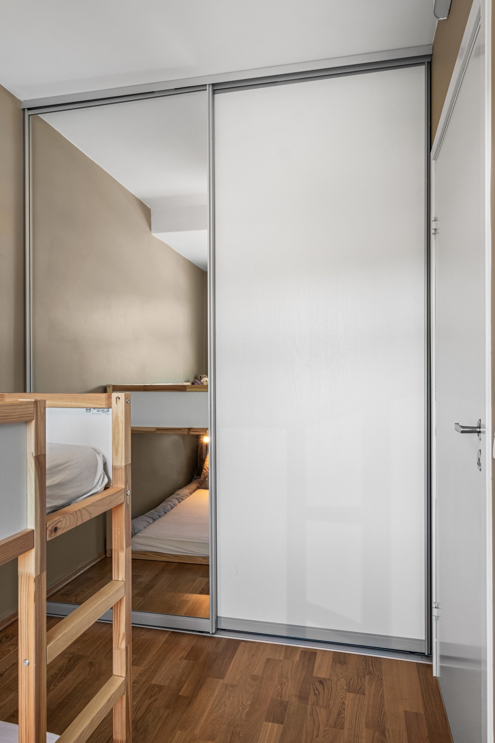 Soverommet har en medfølgende skyvedørsgarderobe Galleribilde