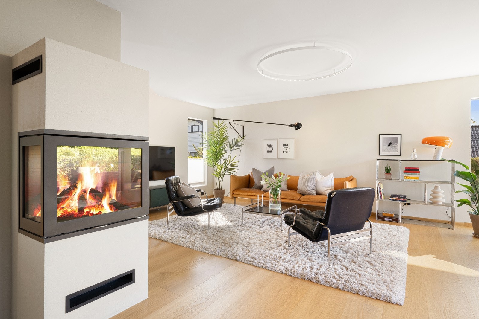 For å understreke det moderne uttrykket er det listefritt til himling og rundt vinduer. Galleribilde