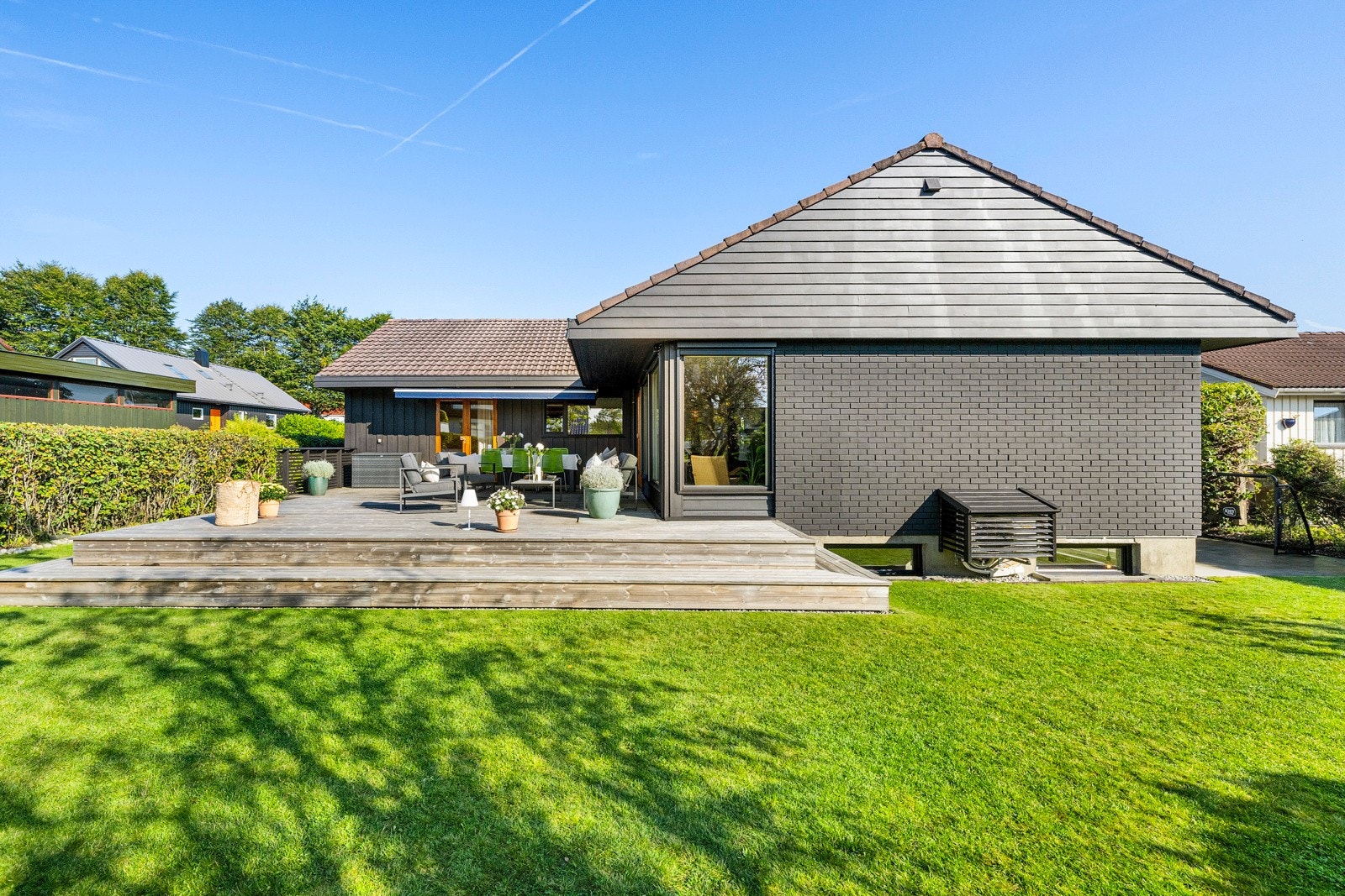 Store deler av boligen er omfattende renovert/oppgradert i perioden 2017-18, i tillegg ble entré, stue og kjøkken renovert så sent som i 2021. Galleribilde