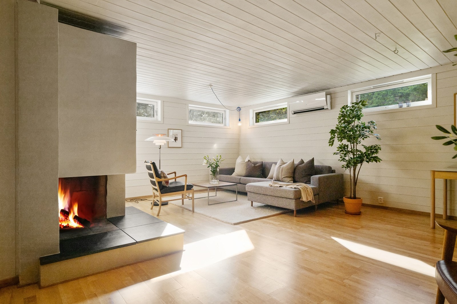 Den luftige utformingen gir mange muligheter for møblering, utnyttelse og bruk, og som oppvarming er det både varmepumpe og åpen gruepeis. Galleribilde