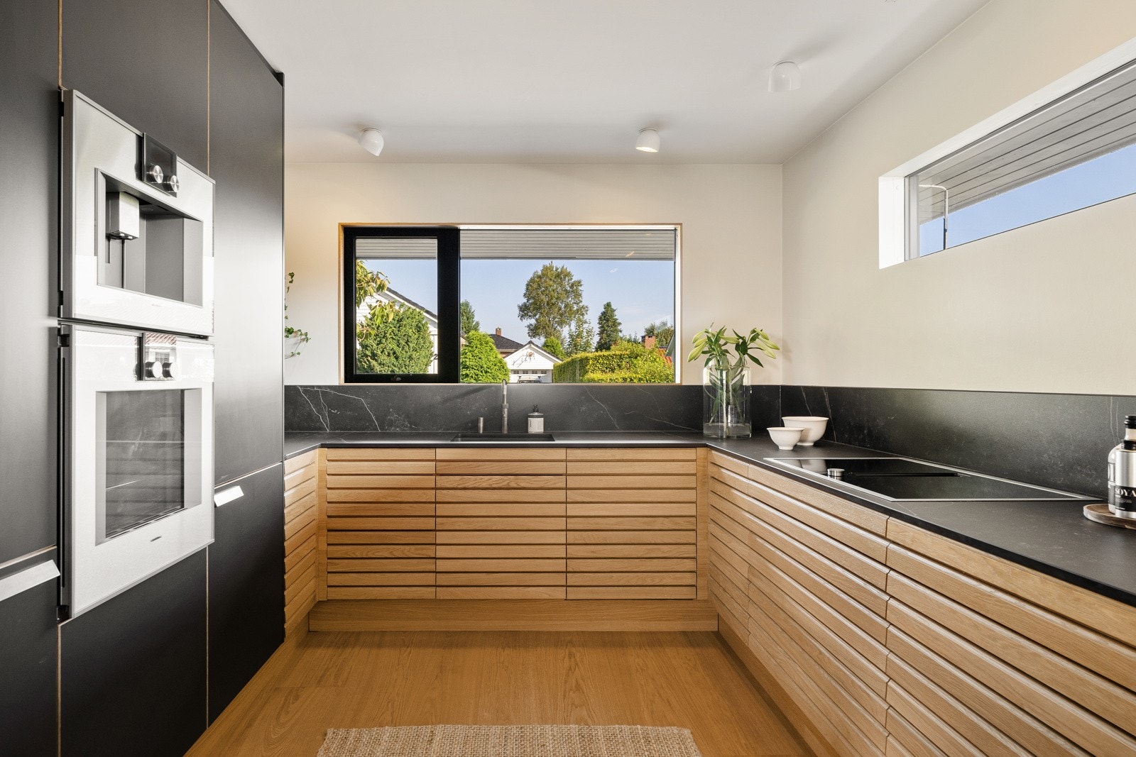 Innredningen er fra Svane kjøkken, og har kvalitetshvitevarer fra Gaggenau og Siemens. Galleribilde