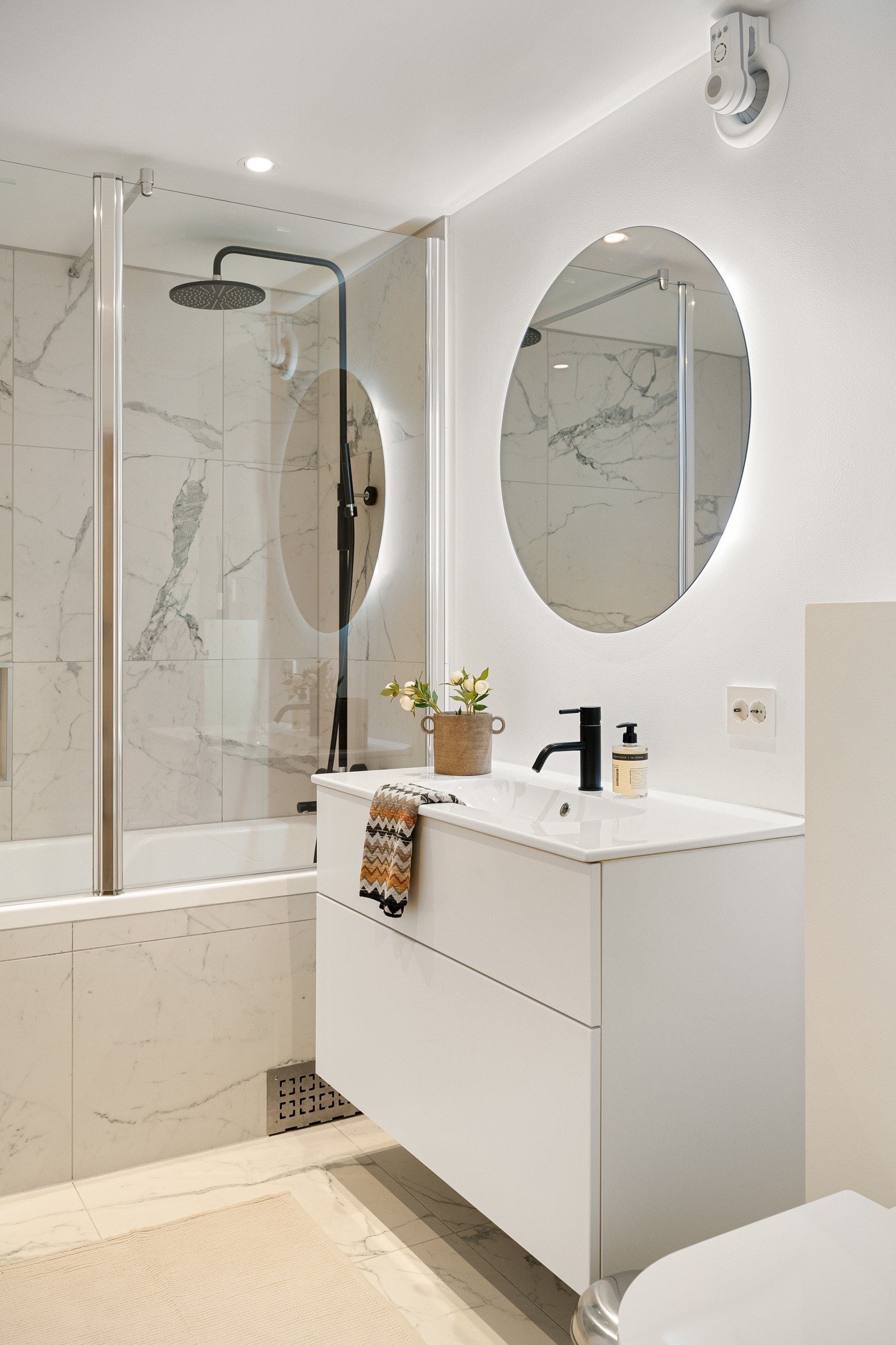 Baderomsinnredningen er i lignende utførelse som på badet oppe, med store skuffer og heldekkende servant. Galleribilde