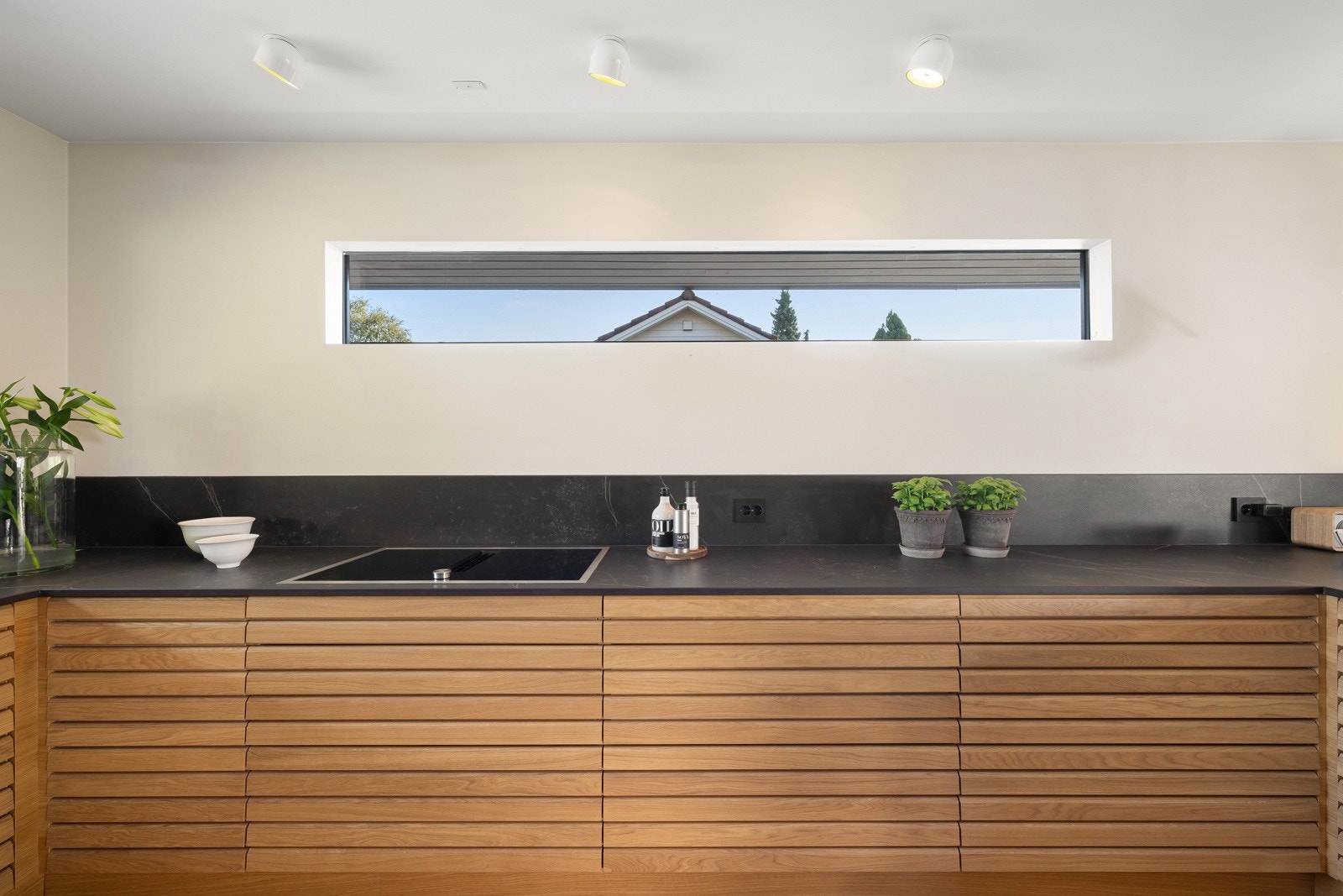 Marmormønsteret fra benkeplaten er videreført i flis over benken, i samme utførelse. Benkeplaten er ekstremt robust og tåler høy temperatur. Galleribilde