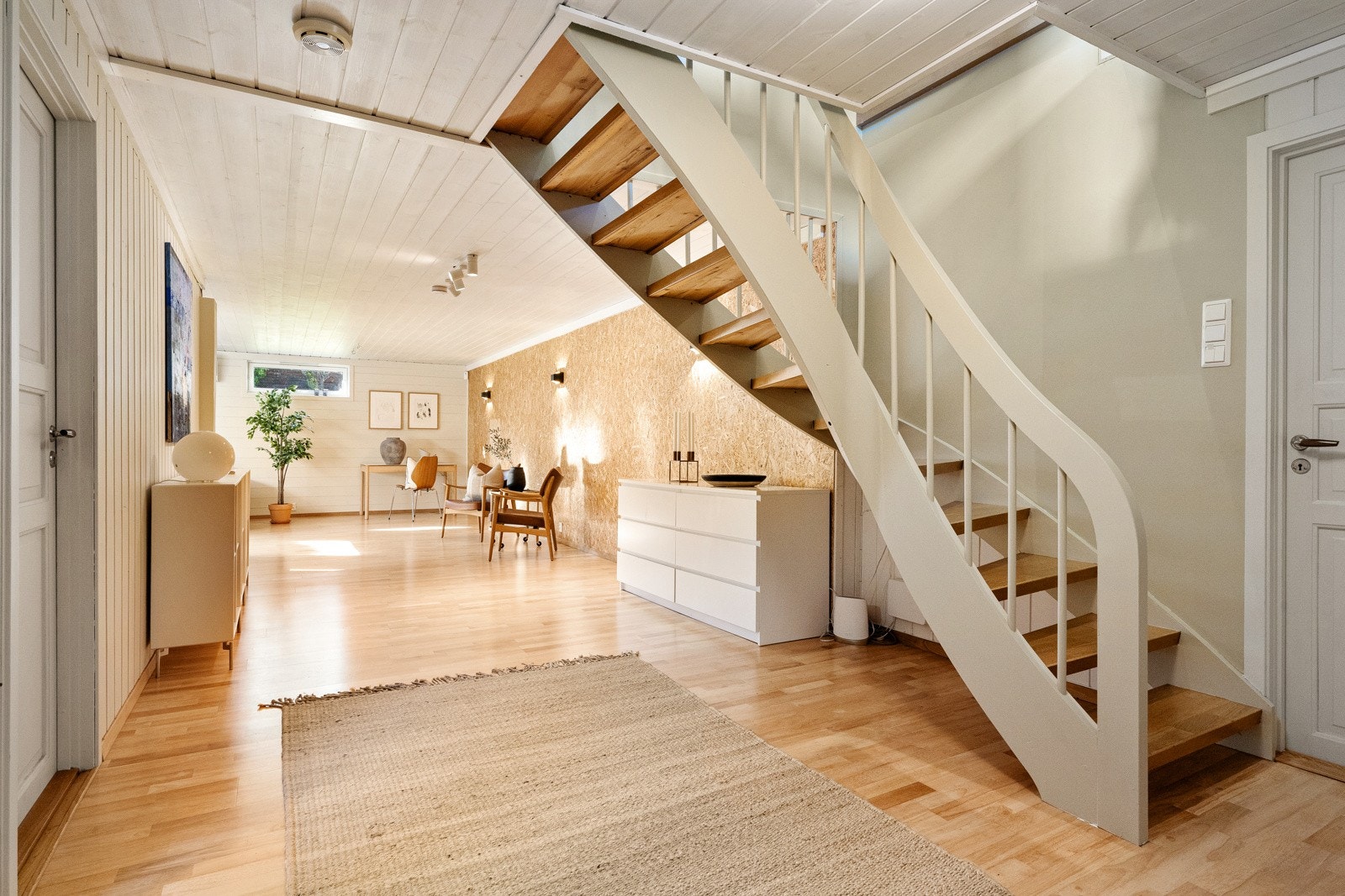 Fra trappen i entreen kommer man rett ned i en stor og luftig kjellerstue. Galleribilde