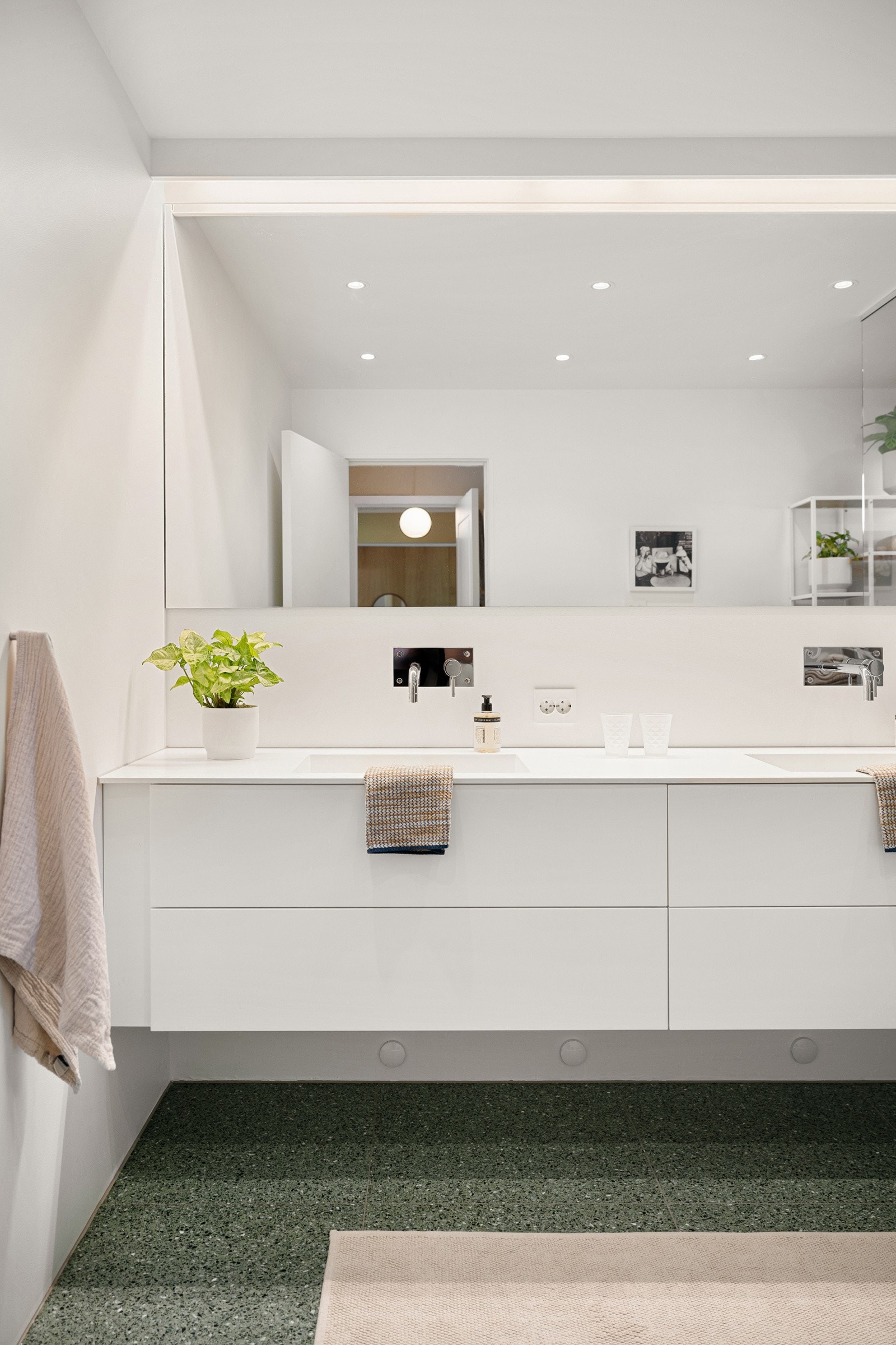 De samme flisene er lagt på gulvet over gulvvarme. Galleribilde