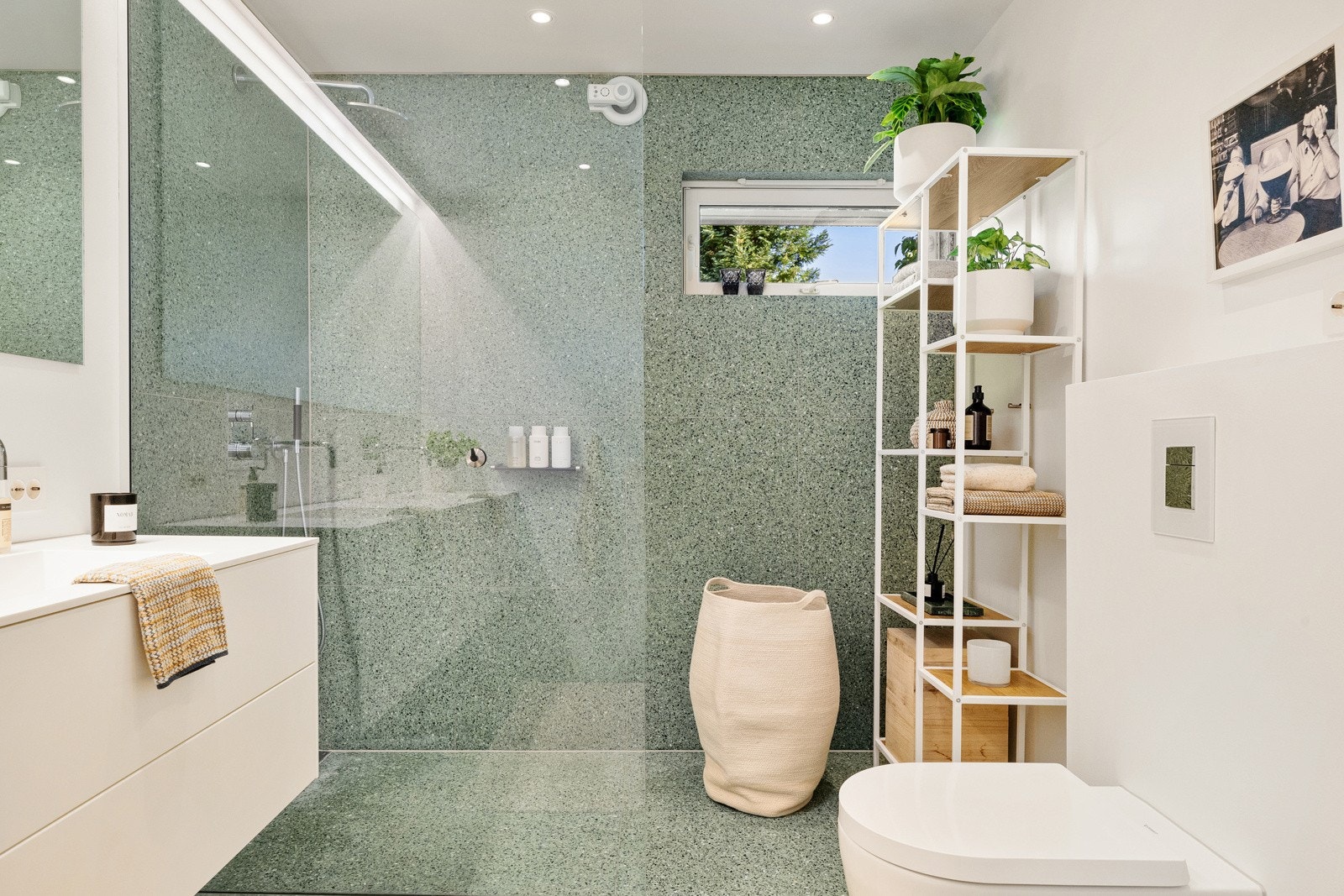 I dusjsonen er det integrert dusjgarnityr med både hånddusj, regnfallsdusj og dusjvegg i glass. Galleribilde