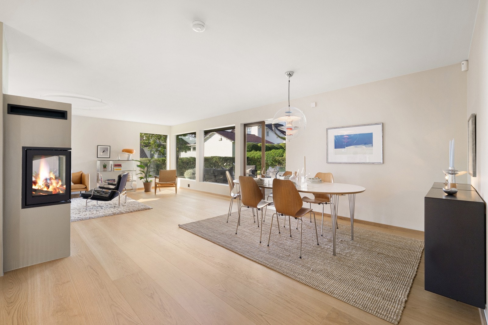 På tre av stuevinduene er det montert elektriske zip screens i 2021 for effektiv solskjerming. Galleribilde