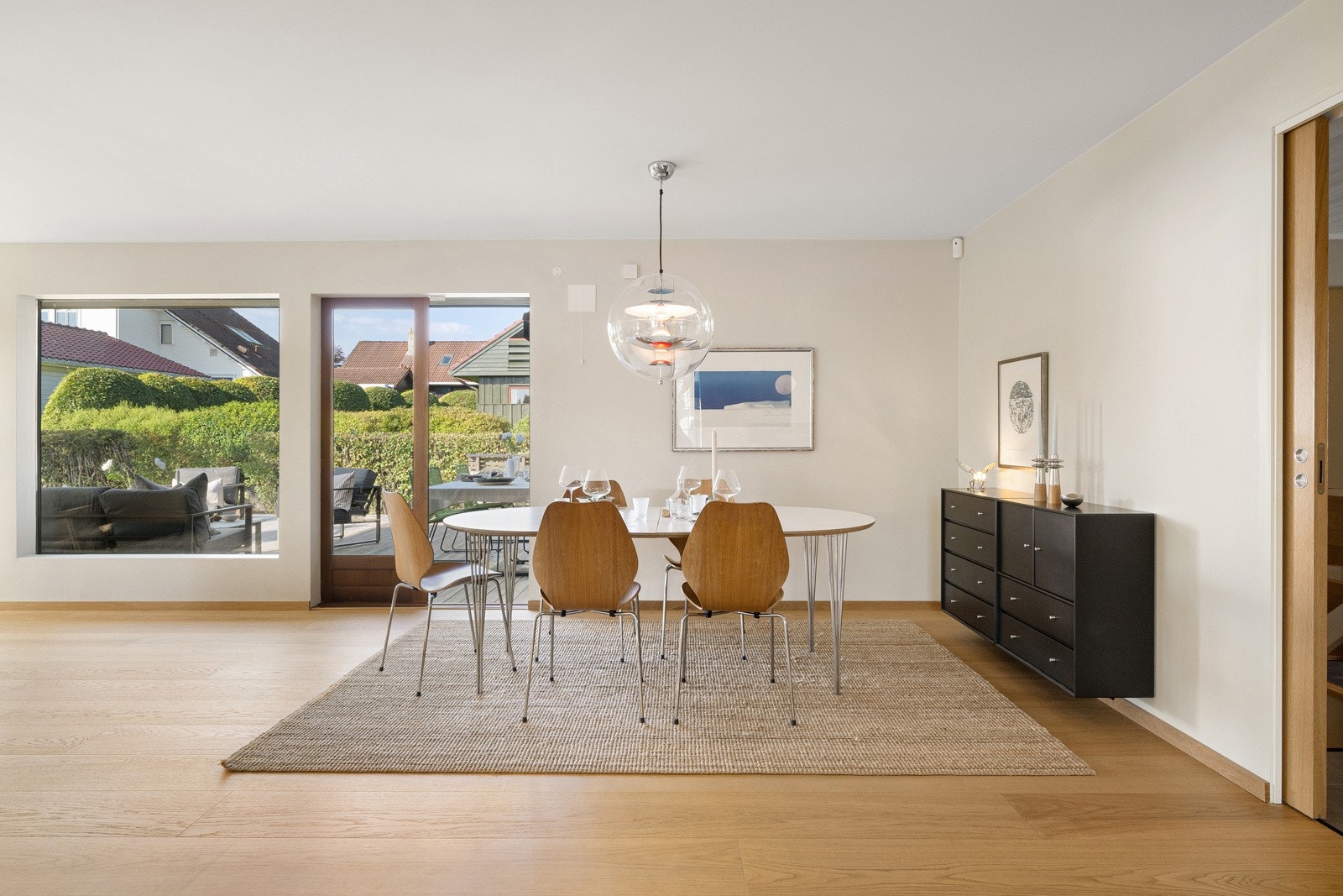 Overflatene er holdt i en moderne, nordisk stil med enstavs gulv over gulvvarme og lyse, sandfargede vegger. Galleribilde