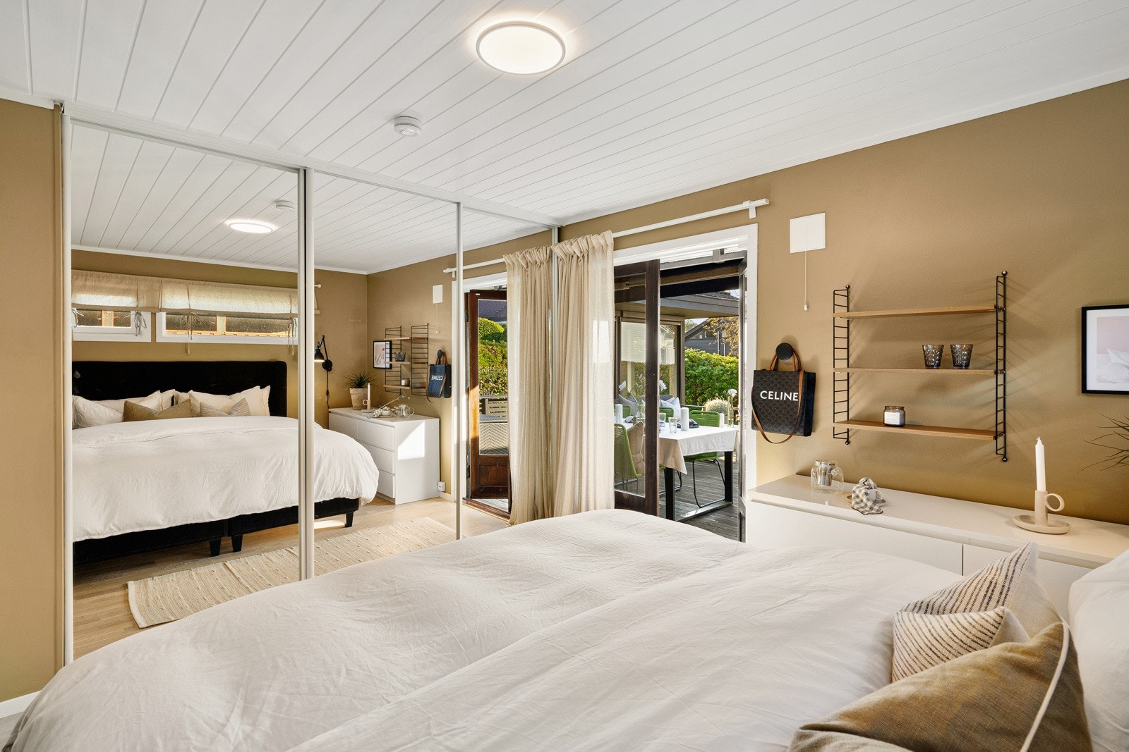 Hovedsoverommet har en romslig skyvedørsgarderobe med speilfronter. Galleribilde