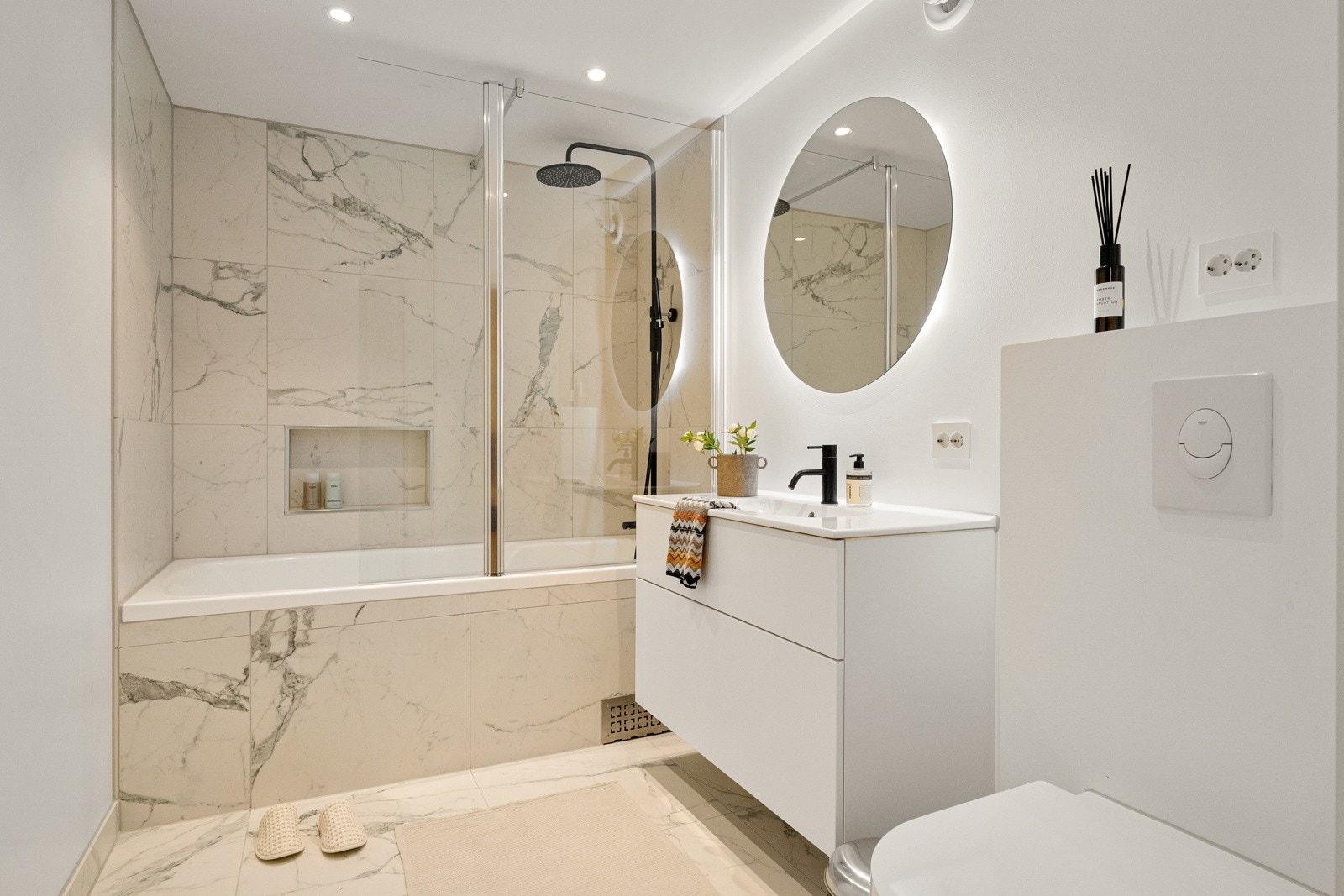 Badet i underetasjen har fliser i marmorutførelse, varme i gulv og downlights. Galleribilde