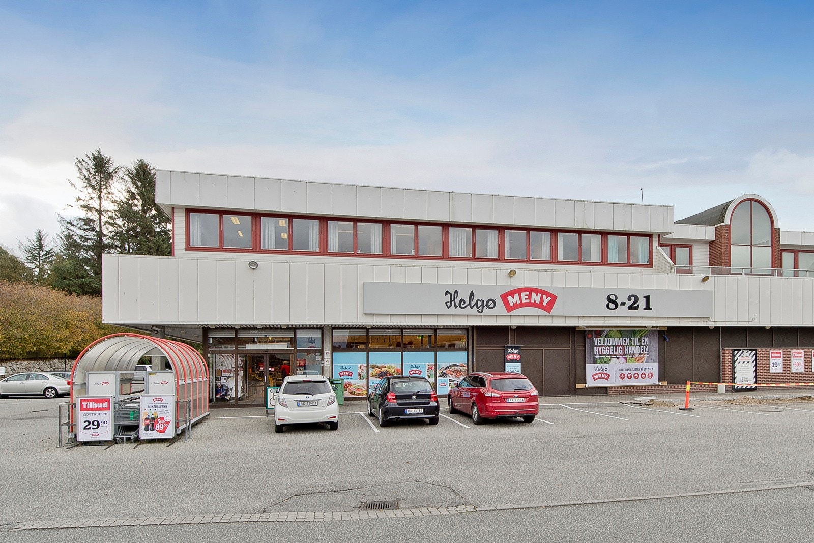 Dagligvarehandelen kan gjøres på blant annet Helgø Meny Stokka som ligger ca. 270 meter unna eller Extra Eiganes som ligger ytterligere ca 100 meter lenger bort. Galleribilde