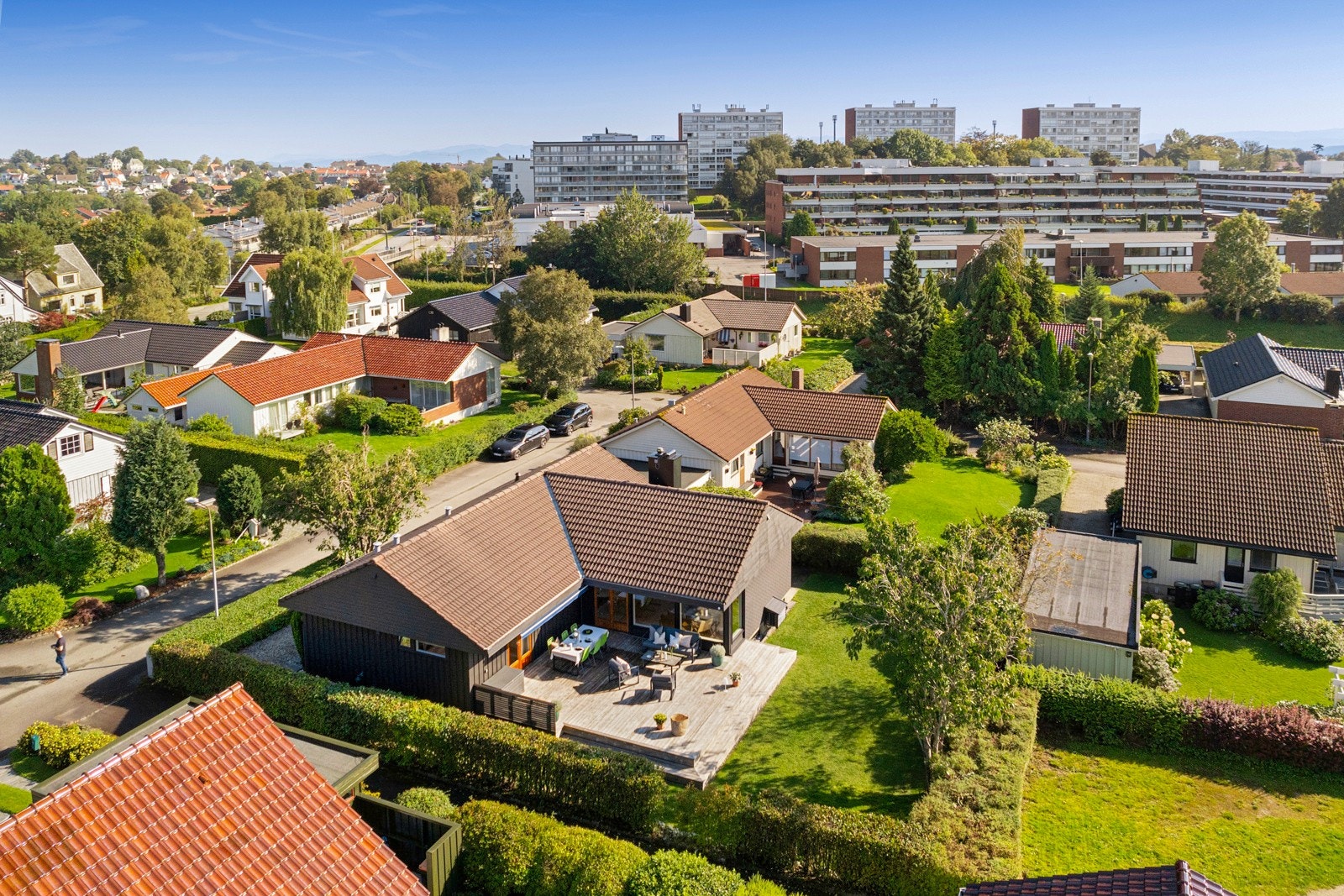 Eneboligen ligger særdeles solrikt til i et meget barnevennlig område med lite trafikk. Galleribilde