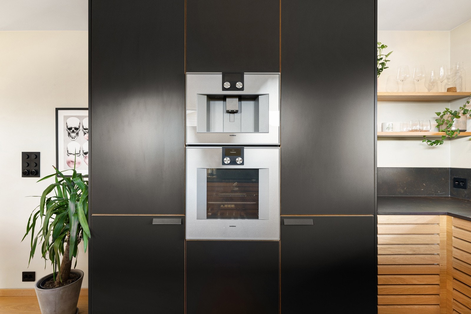 Høyskapene har sorte, slette fronter, mens resten av skapene har lamellfronter i eik. Galleribilde