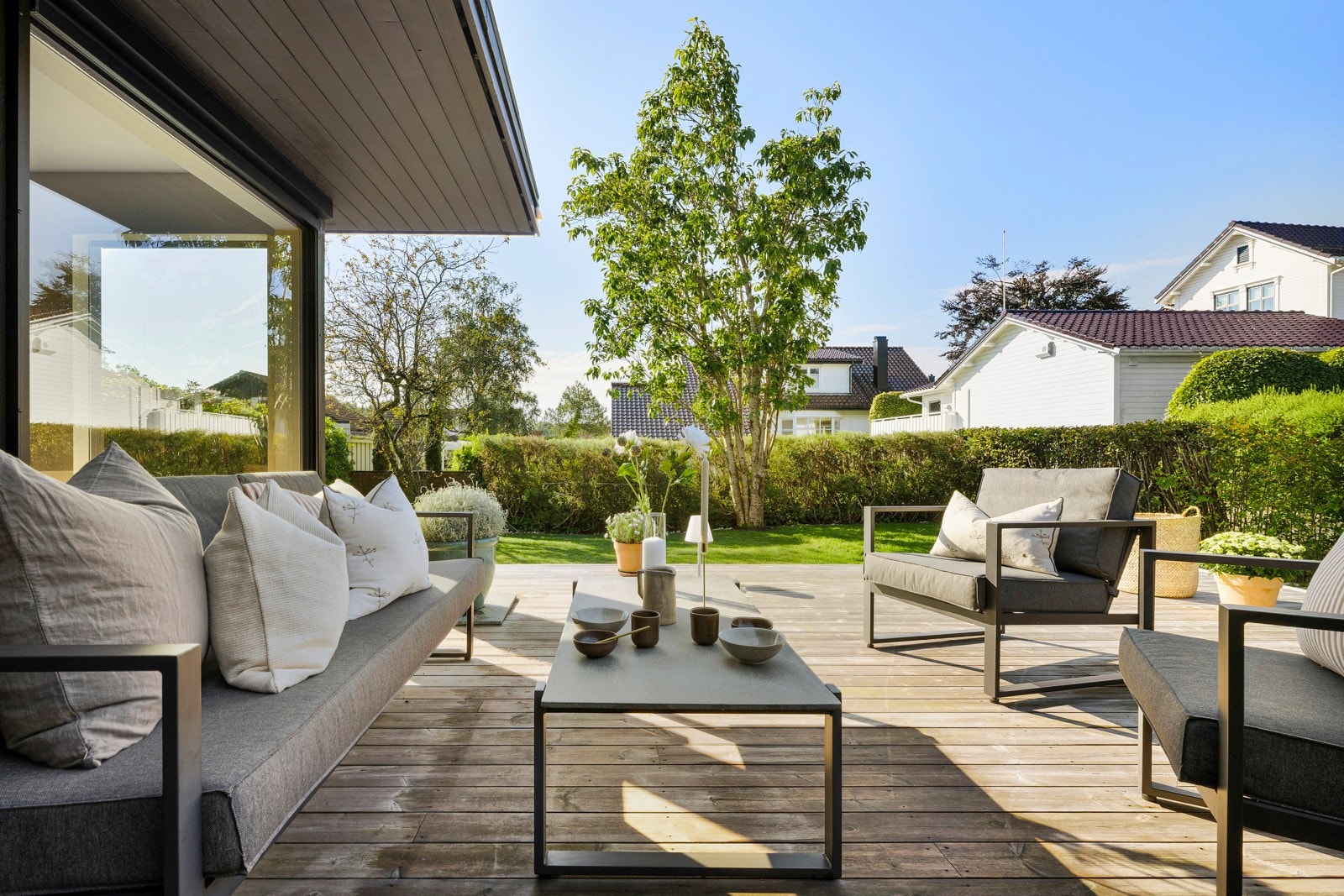 Man har sol fra morgen, og gjennom dagen, helt til kl. 22 midtsommers. Galleribilde