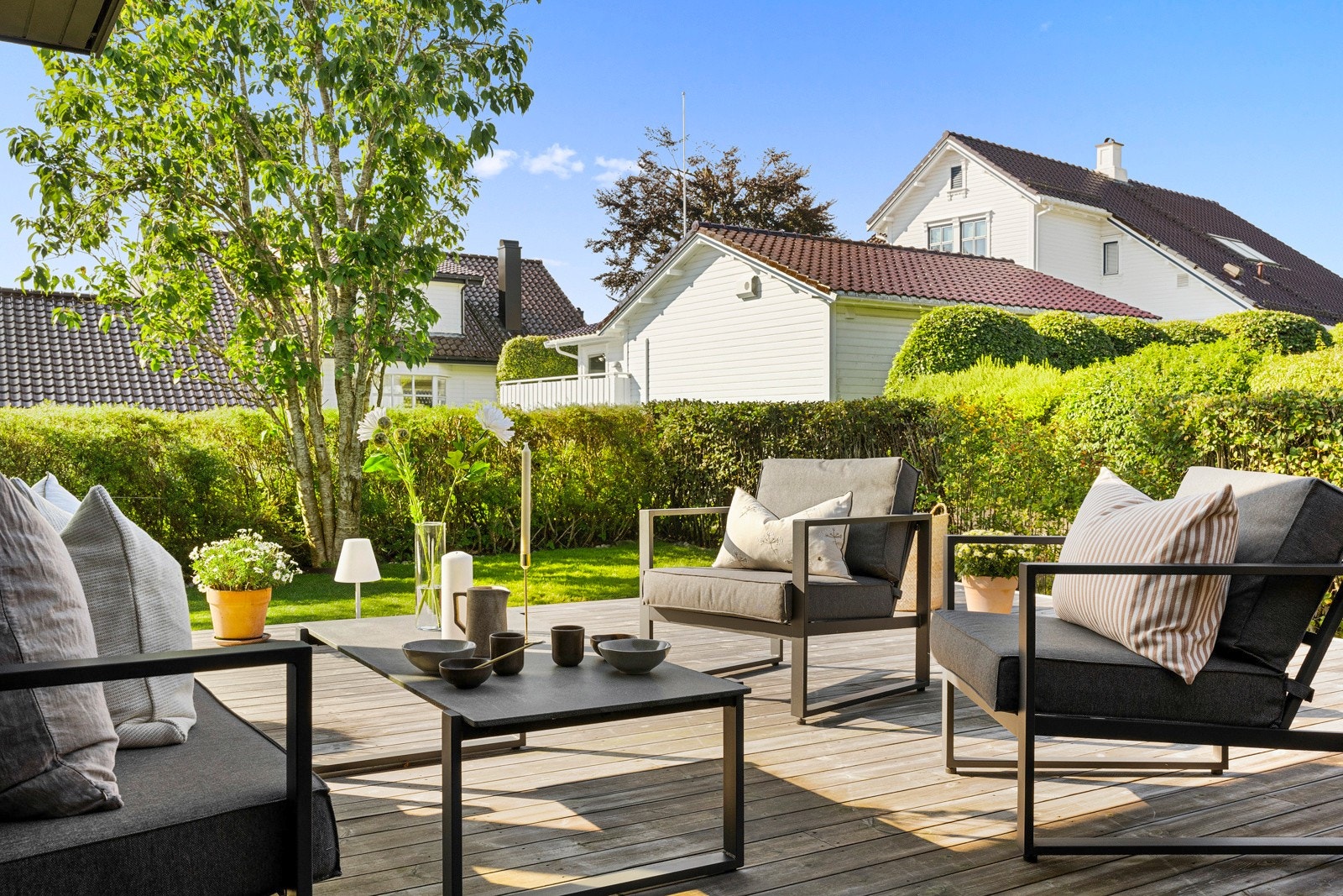 Om solen blir for sterk kan man trekke inn i sval skygge av en veggmontert markise, som også fungerer som et lunt tak ved lett sommerregn og lyse sommernetter. Galleribilde