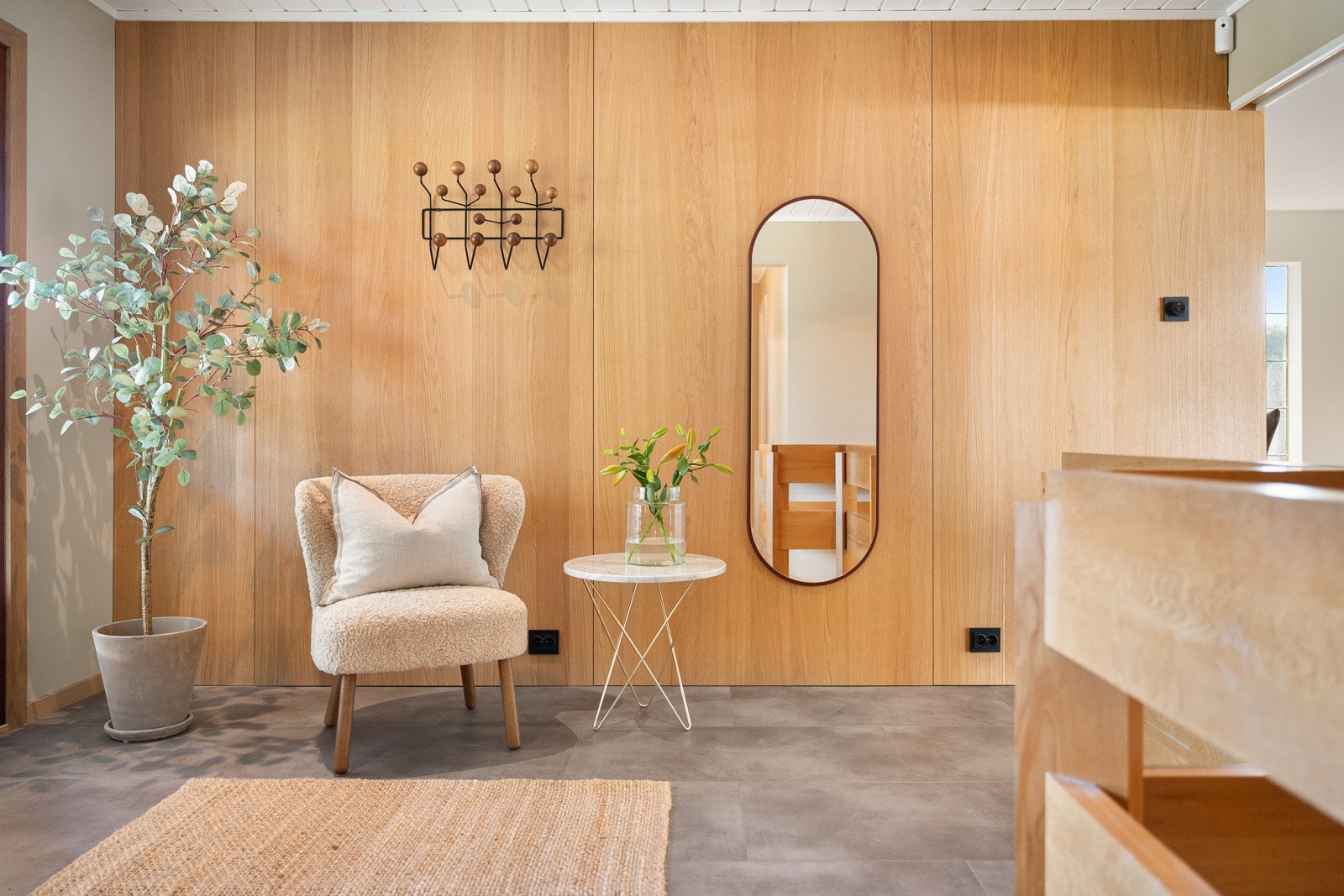Veggene er slette, malt i en trendy beigefarge, kombinert med en vegg kledd med brede eikepanel. Galleribilde