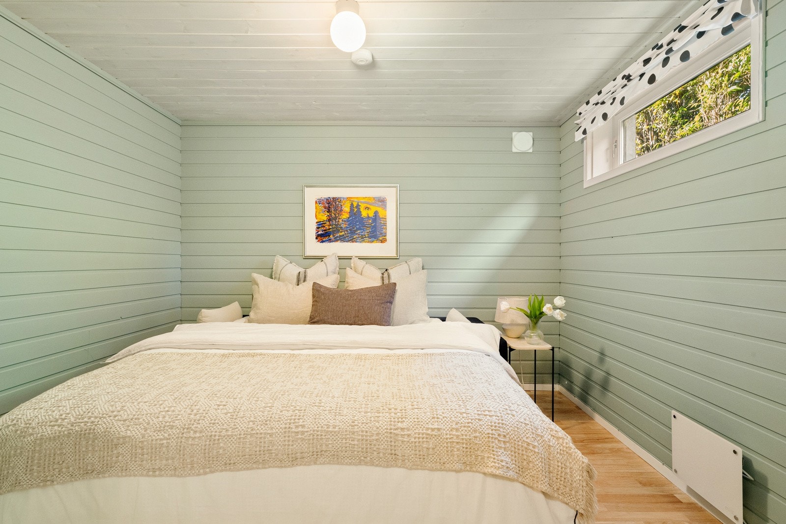 I tillegg til de tre soverommene oppe, har man et innredet rom som benyttes som gjesterom. Rommet har parkettgulv og malte overflater. Galleribilde