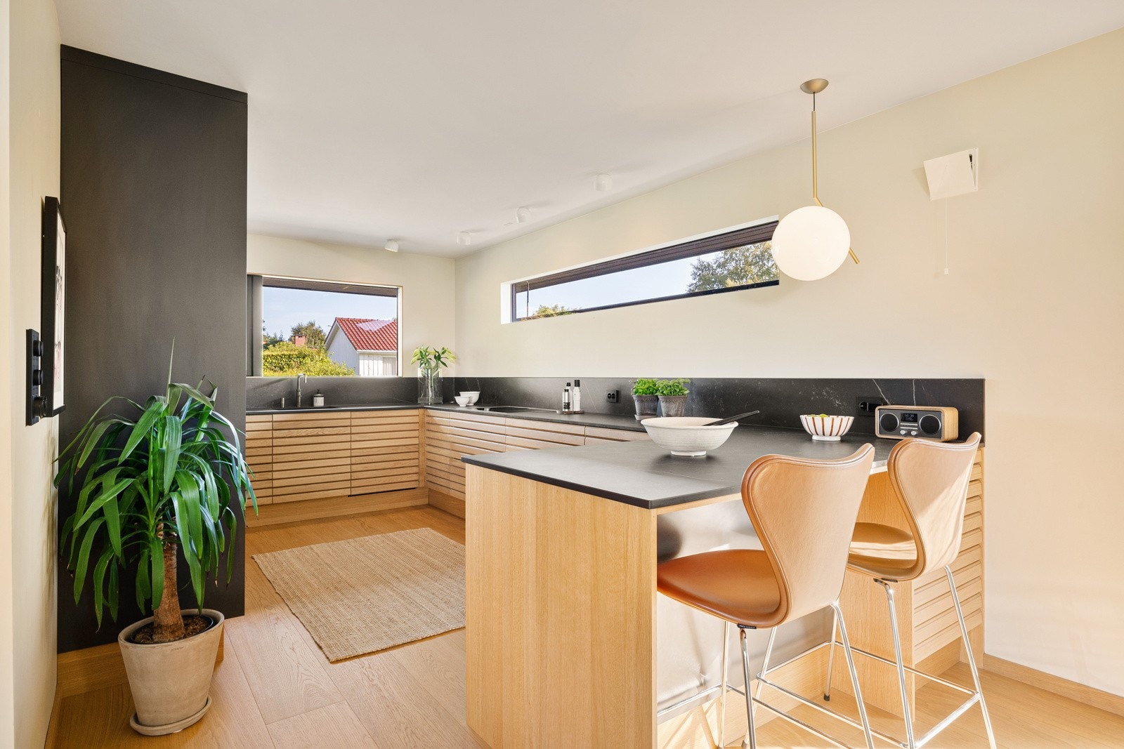 I første etasje har man et lekkert allrom med stue og kjøkken i delvis åpen løsning. Galleribilde