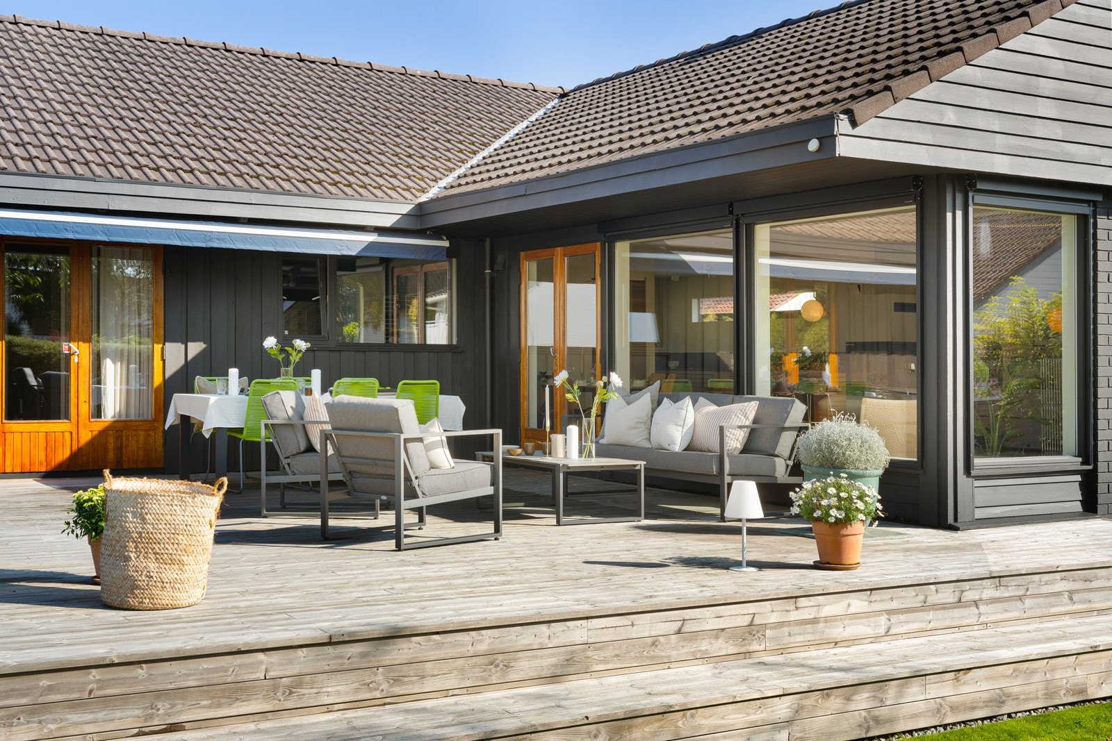 Terrassen ble bygd i 2019 og har utgang fra både stue og soverom. Galleribilde